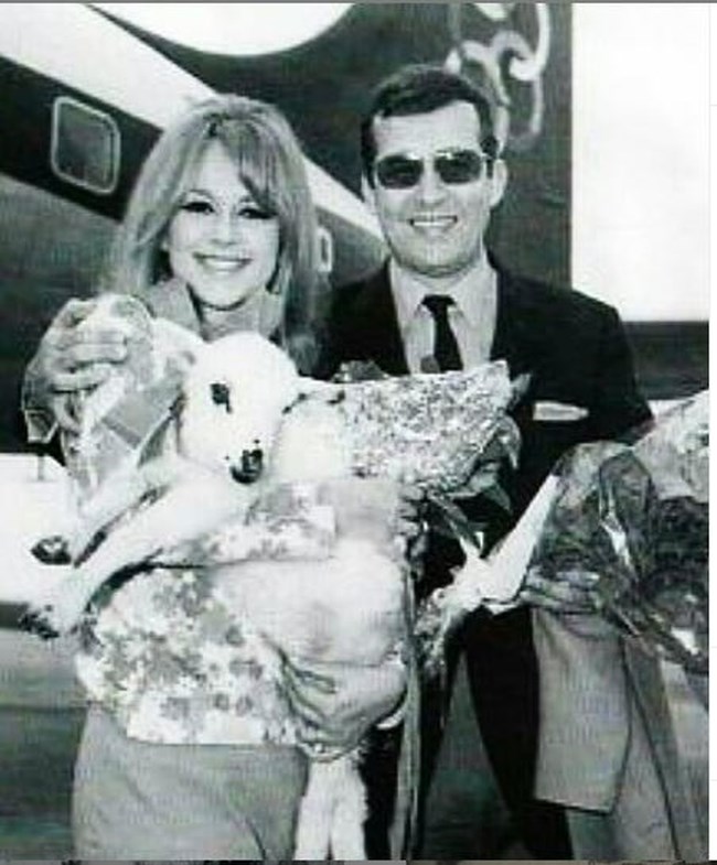 Πάσχα 1968: Η Αλίκη Βουγιουκλάκη ποζάρει στο αεροδρόμιο με ένα αρνάκι στην αγκαλιά