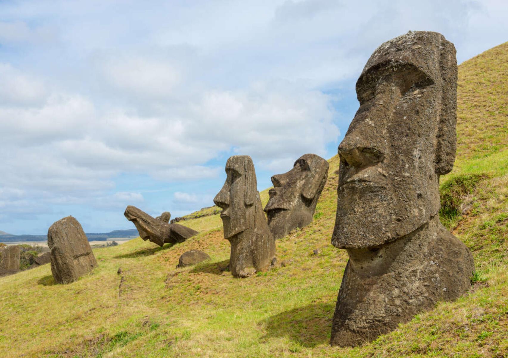 Νησί του Πάσχα: Το μυστήριο με τα αγάλματα που περπατούν- Που σταματά η αλήθεια και που αρχίζει ο μύθος
