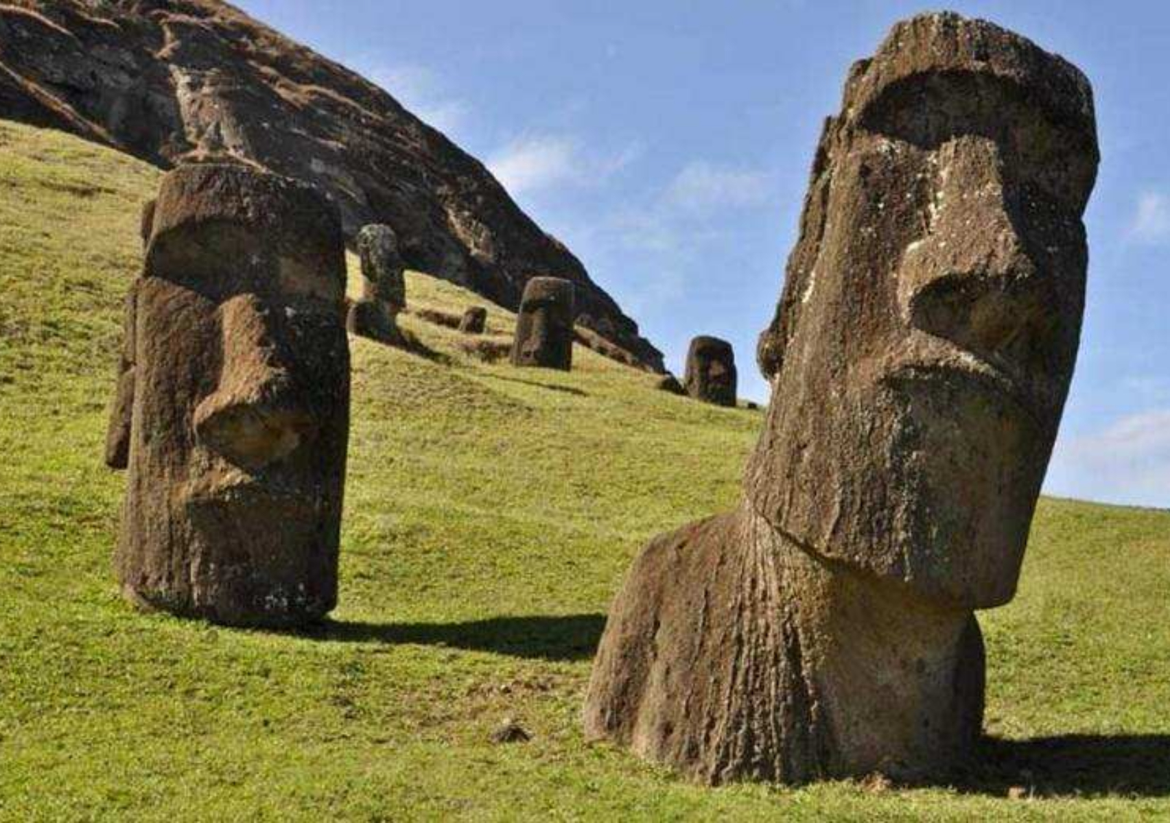 Νησί του Πάσχα: Το μυστήριο με τα αγάλματα που περπατούν- Που σταματά η αλήθεια και που αρχίζει ο μύθος