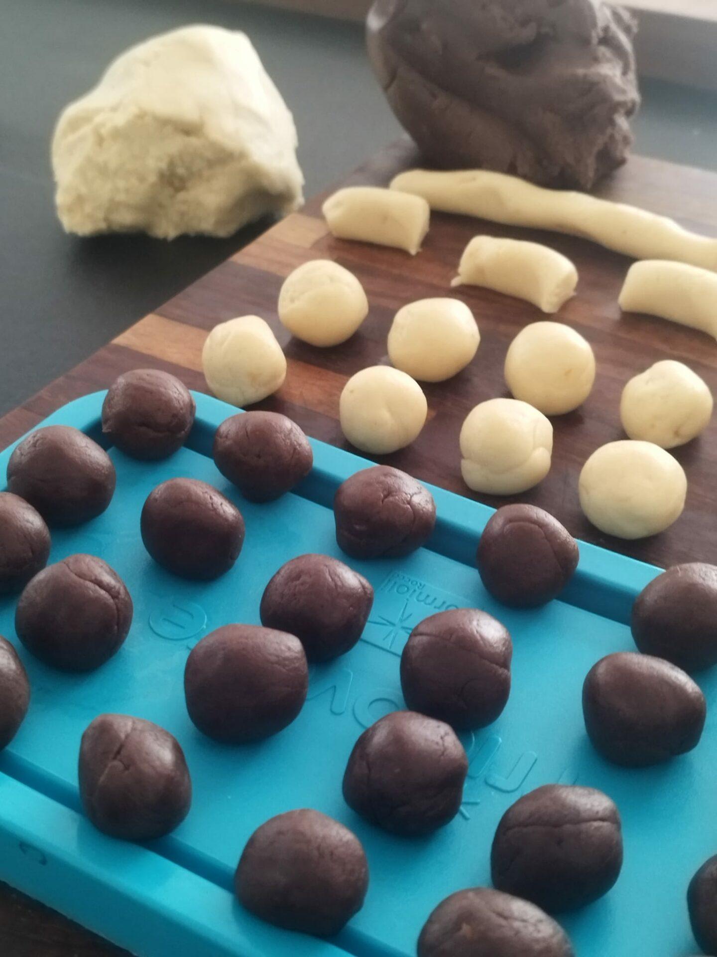 δίχρωμα-νηστίσιμα cookies-χωρίς γάλα-για-τη-Μεγάλη Εβδομάδα-συνταγή-