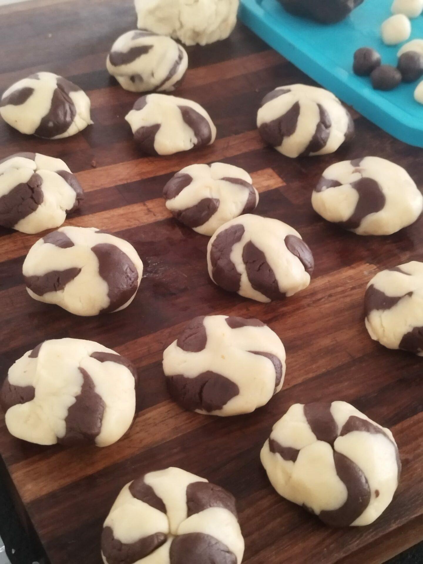 δίχρωμα-νηστίσιμα cookies-χωρίς γάλα-για-τη-Μεγάλη Εβδομάδα-συνταγή-