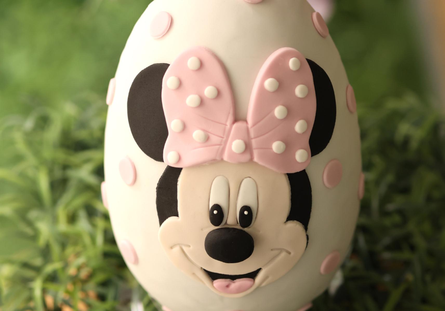 Πασχαλινά δώρα του νονού: Τι συμβολίζουν η λαμπάδα το αυγό το τσουρέκι και τα παπούτσια