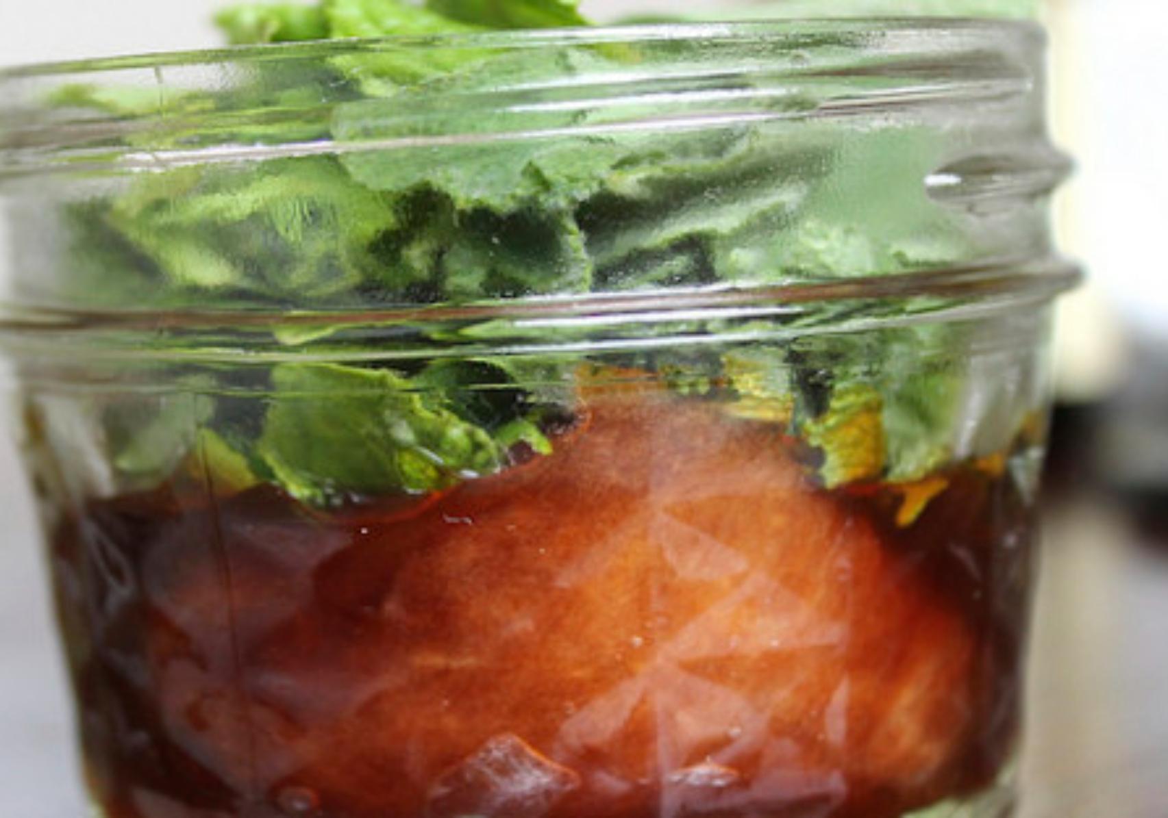 Πασχαλινό τραπέζι: Πως να κρατήσετε μακριά τις μύγες από το αρνί