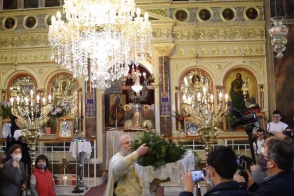 Χίος: Πρώτη Ανάσταση – Ο ιπτάμενος ιερέας κλέβει για άλλη μια φορά την παράσταση