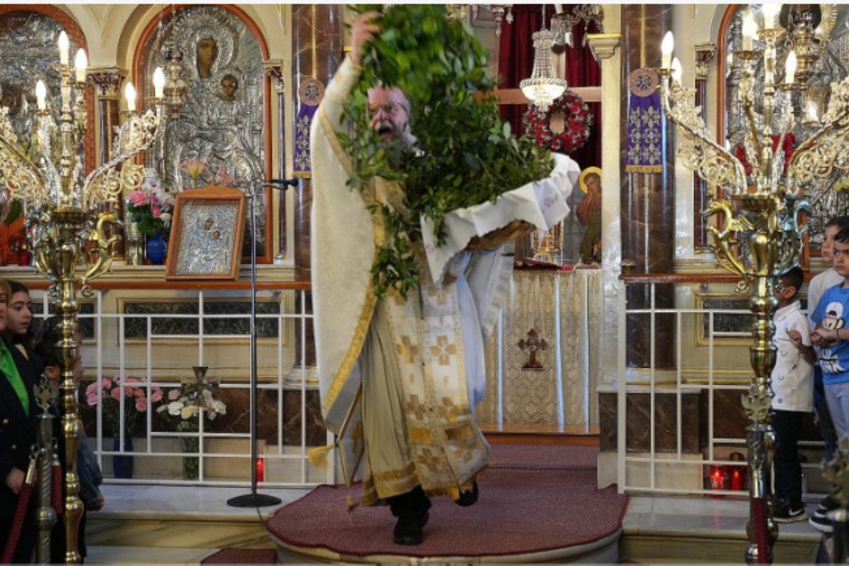 Χίος: Πρώτη Ανάσταση – Ο ιπτάμενος ιερέας κλέβει για άλλη μια φορά την παράσταση