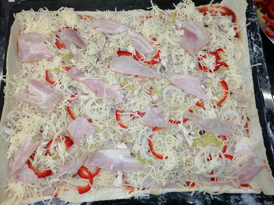 πίτσα-με-μπέικον-και-πιπεριές-συνταγή- πίτσα-με-μπέικον-και-πιπεριές-συνταγή-