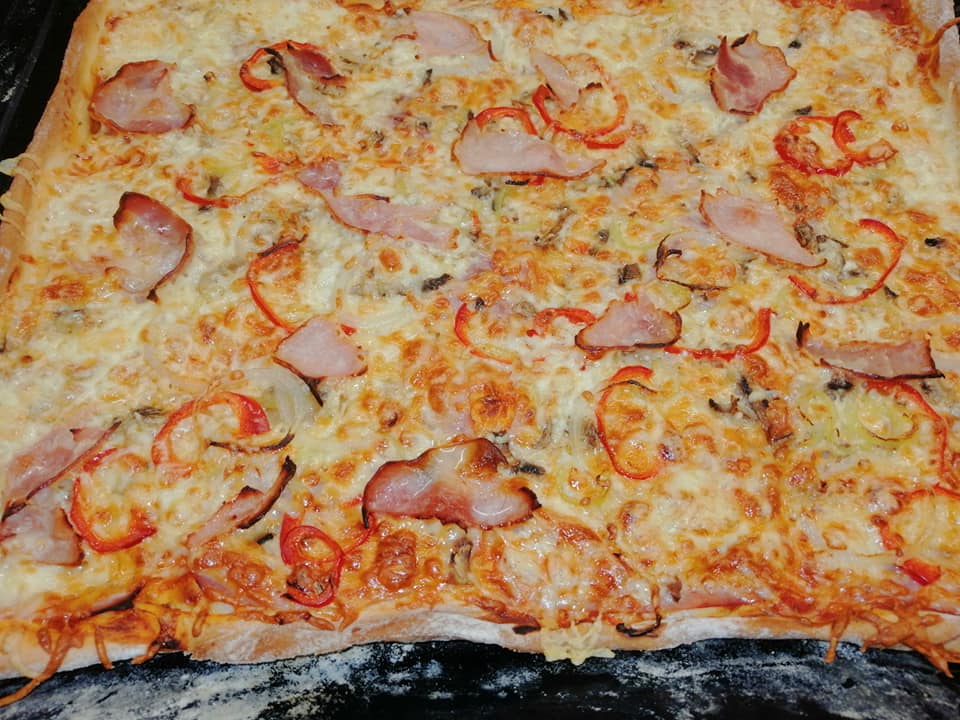 πίτσα-με-μπέικον-και-πιπεριές-συνταγή- πίτσα-με-μπέικον-και-πιπεριές-συνταγή-