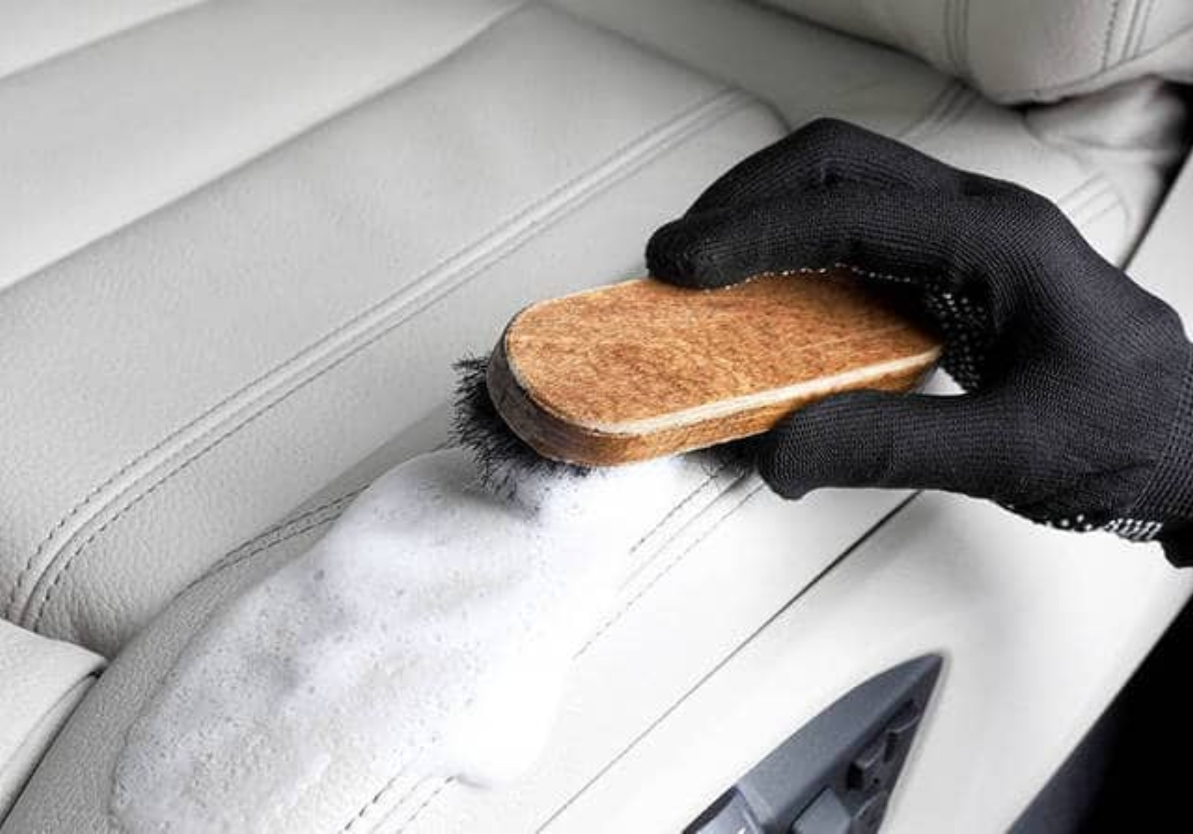 Ιδρώτας καφές και επίμονοι λεκέδες στα καθίσματα του αυτοκινήτου: Καθαρίστε τα με κόλπα που χρησιμοποιούν τα πλυντήρια αυτοκινήτων