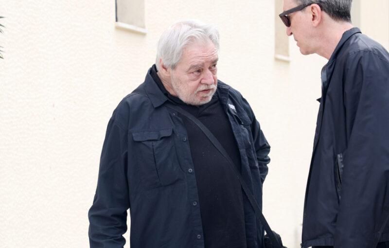 Σταμάτης Φασουλής : Συντετριμμένος δίπλα στο φέρετρο της Άννας Παναγιωτοπούλου – Αυτή την ώρα το τελευταίο αντίο