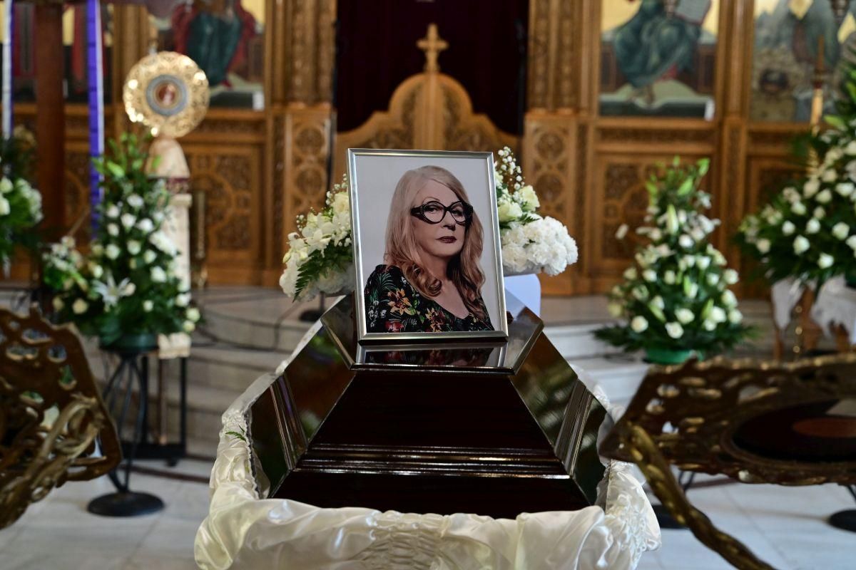 Σταμάτης Φασουλής : Συντετριμμένος δίπλα στο φέρετρο της Άννας Παναγιωτοπούλου  – Αυτή την ώρα το τελευταίο αντίο