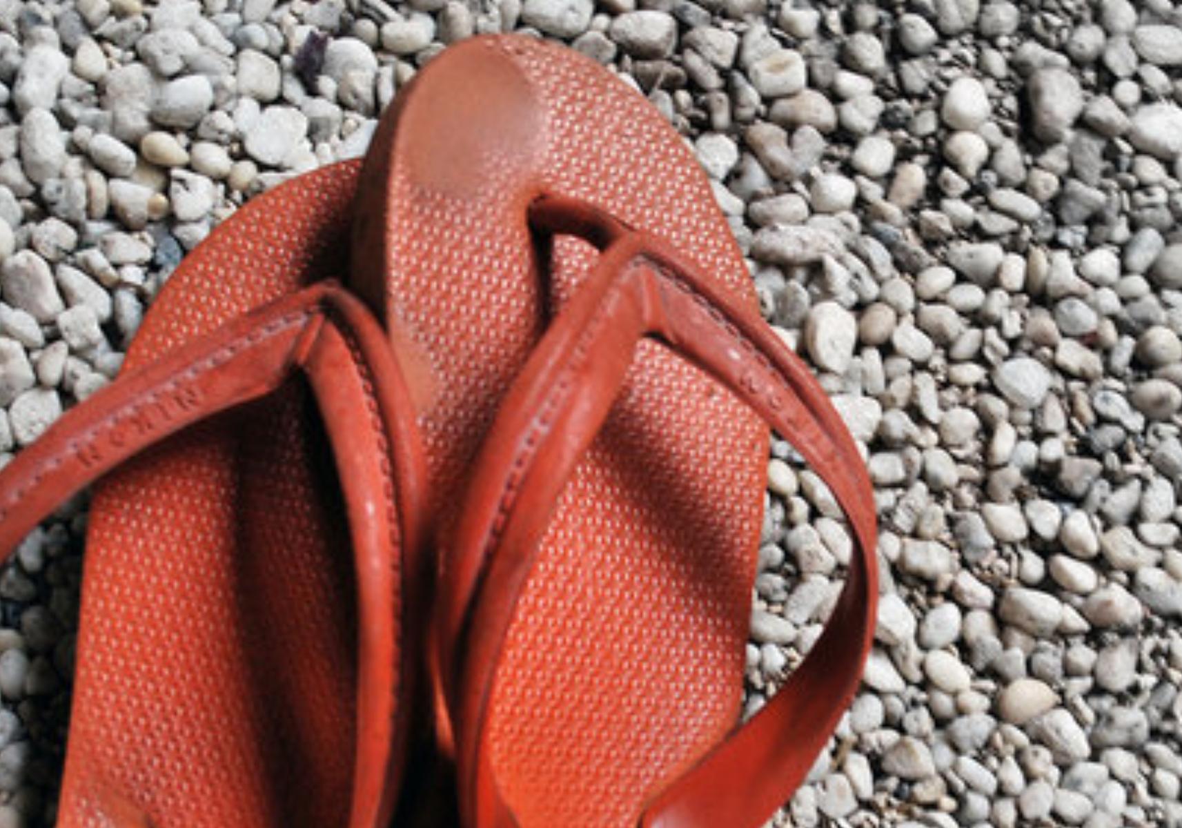 Βρώμικες και στημένες σαγιονάρες: Πως να τις καθαρίσετε ανάλογα με το υλικό τους  