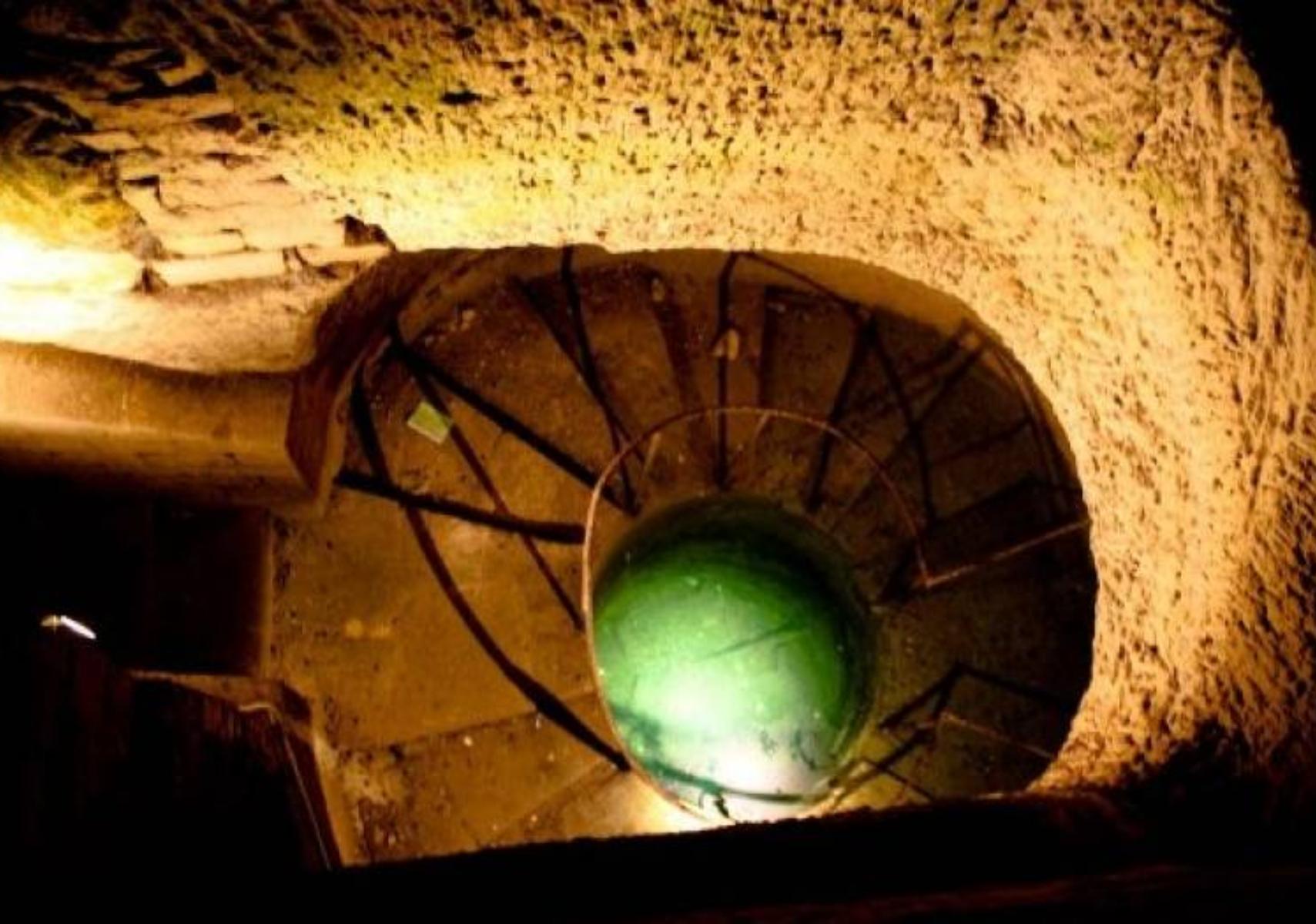 Τα μυστικά που κρύβουν οι κατακόμβες του Παρισίου: Μακάβρια τούνελ που σε ταξιδεύουν πίσω στο χρόνο