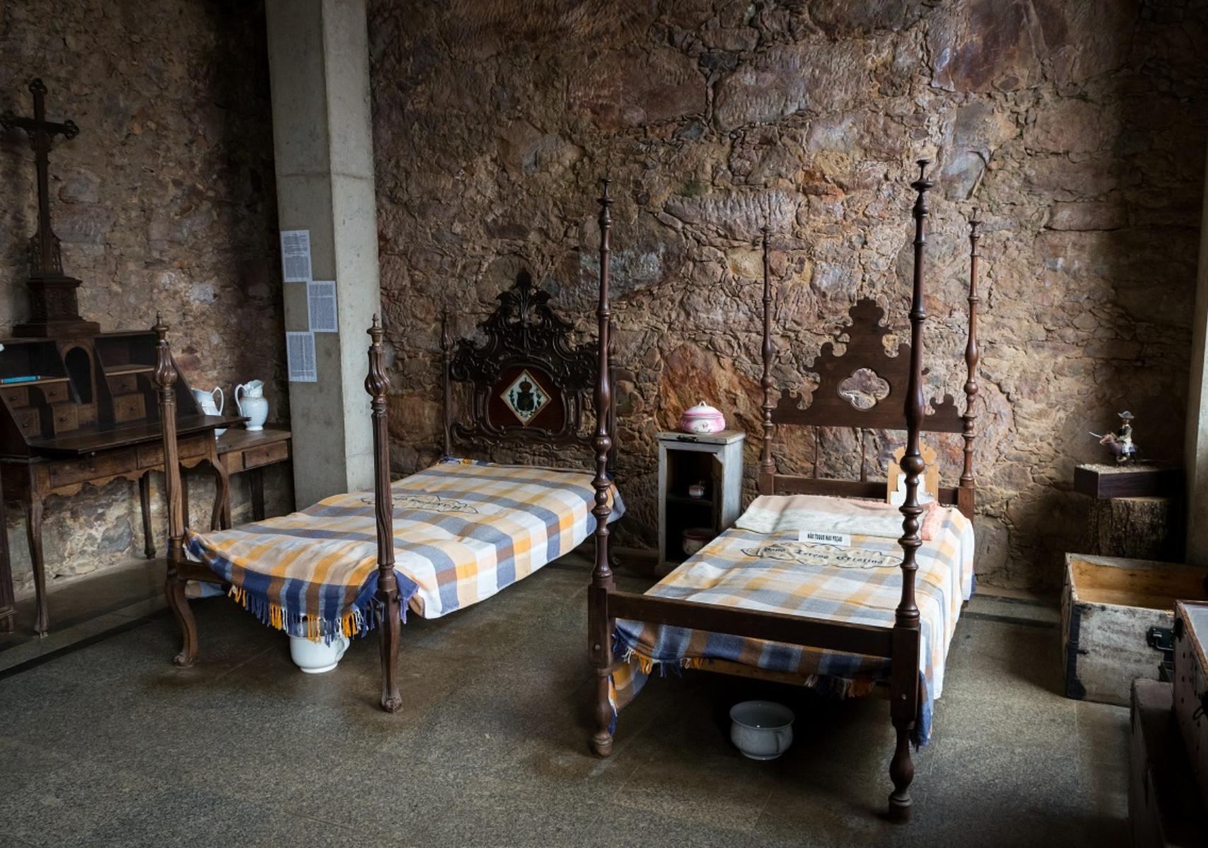 Η ιστορία του κρεβατιού στο πέρασμα των αιώνων: Πότε οι άνθρωποι αφήσαμε το πάτωμα – Από τους Φαραώ στους άστεγους του 19ου αιώνα