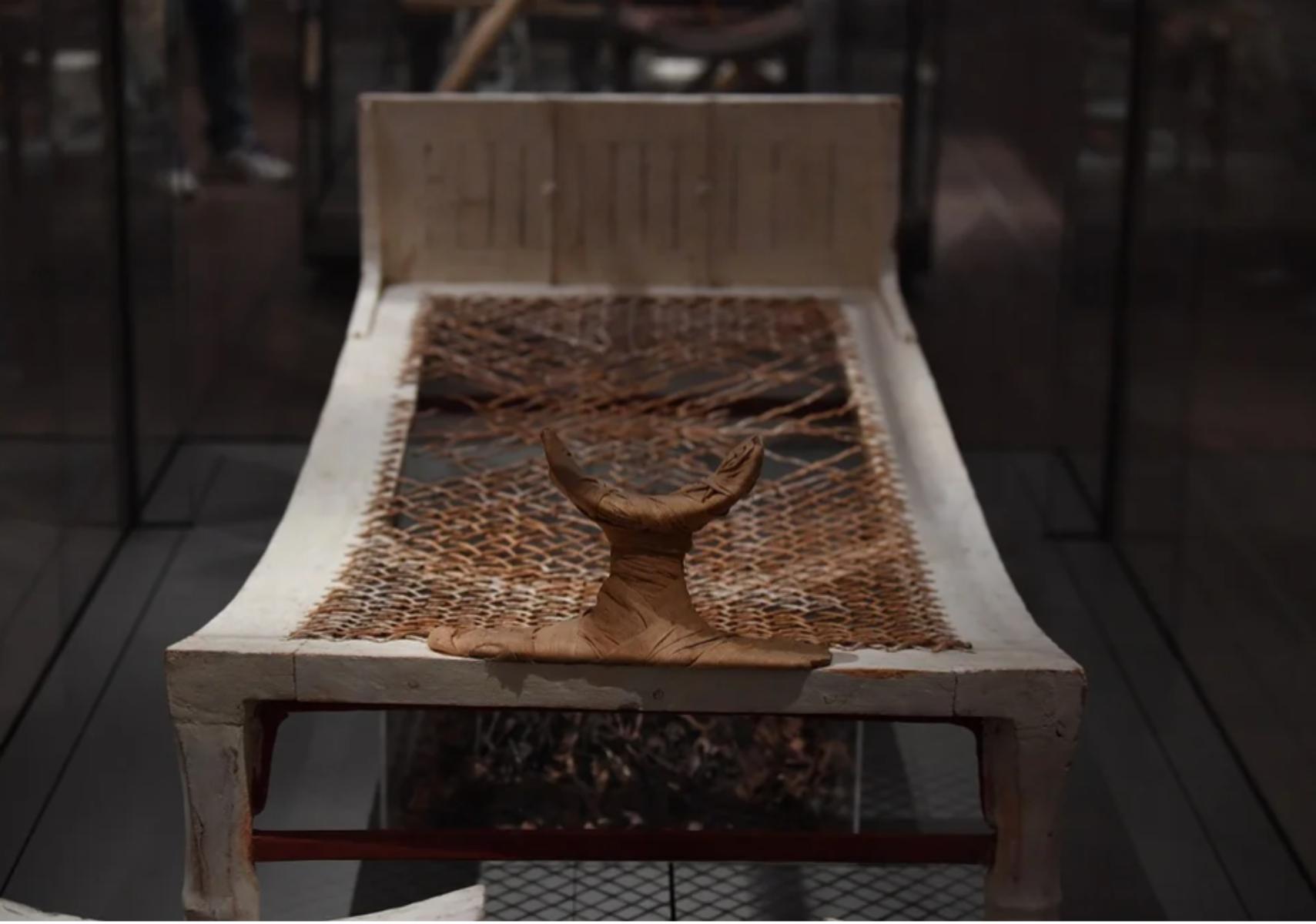 Η ιστορία του κρεβατιού στο πέρασμα των αιώνων: Πότε οι άνθρωποι αφήσαμε το πάτωμα – Από τους Φαραώ στους άστεγους του 19ου αιώνα