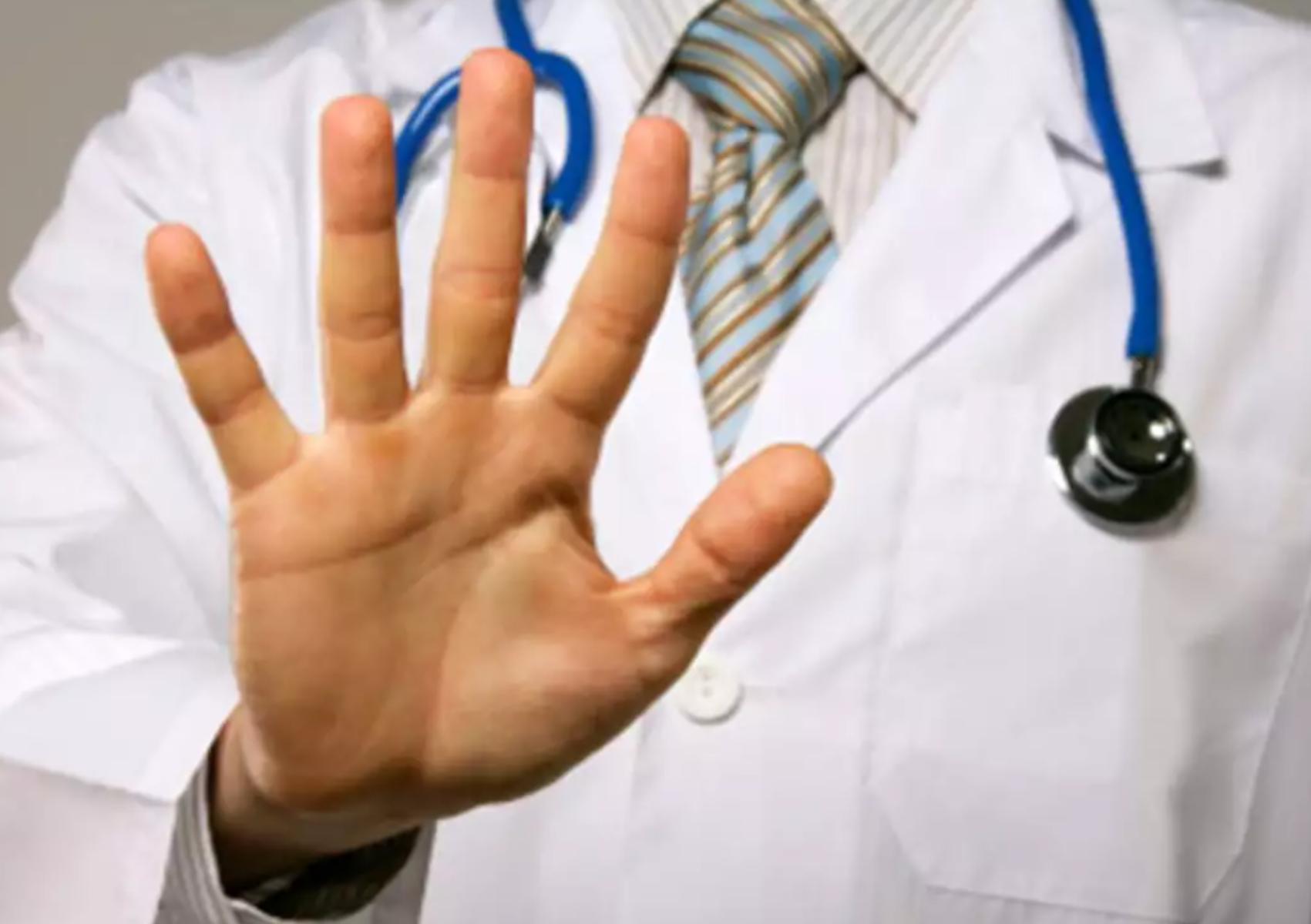 Σταφυλόκοκκος σε έξαρση το καλοκαίρι: Οι επιπλοκές οι κίνδυνοι που κρύβονται στην άμμο και πως να προστατευθούμε