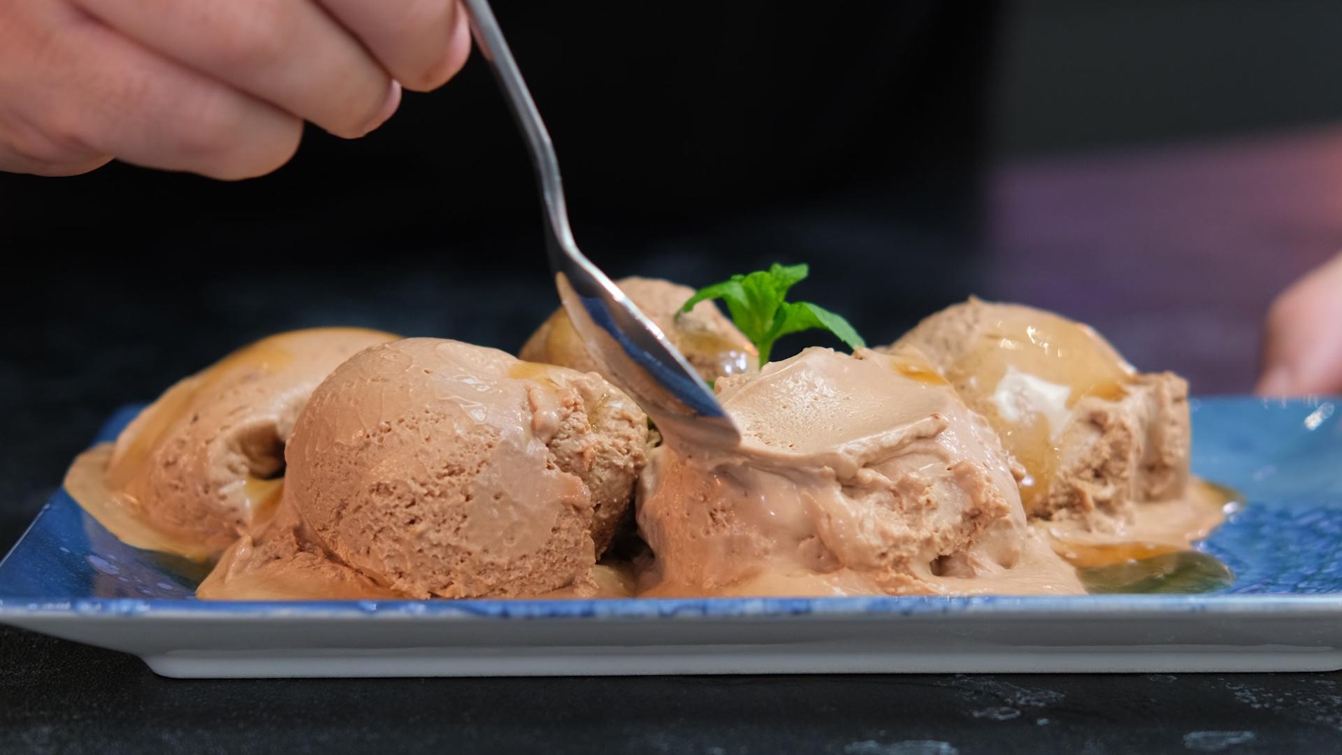 μαλακό-παγωτό-πραλίνα-σοκολάτα-συνταγή-