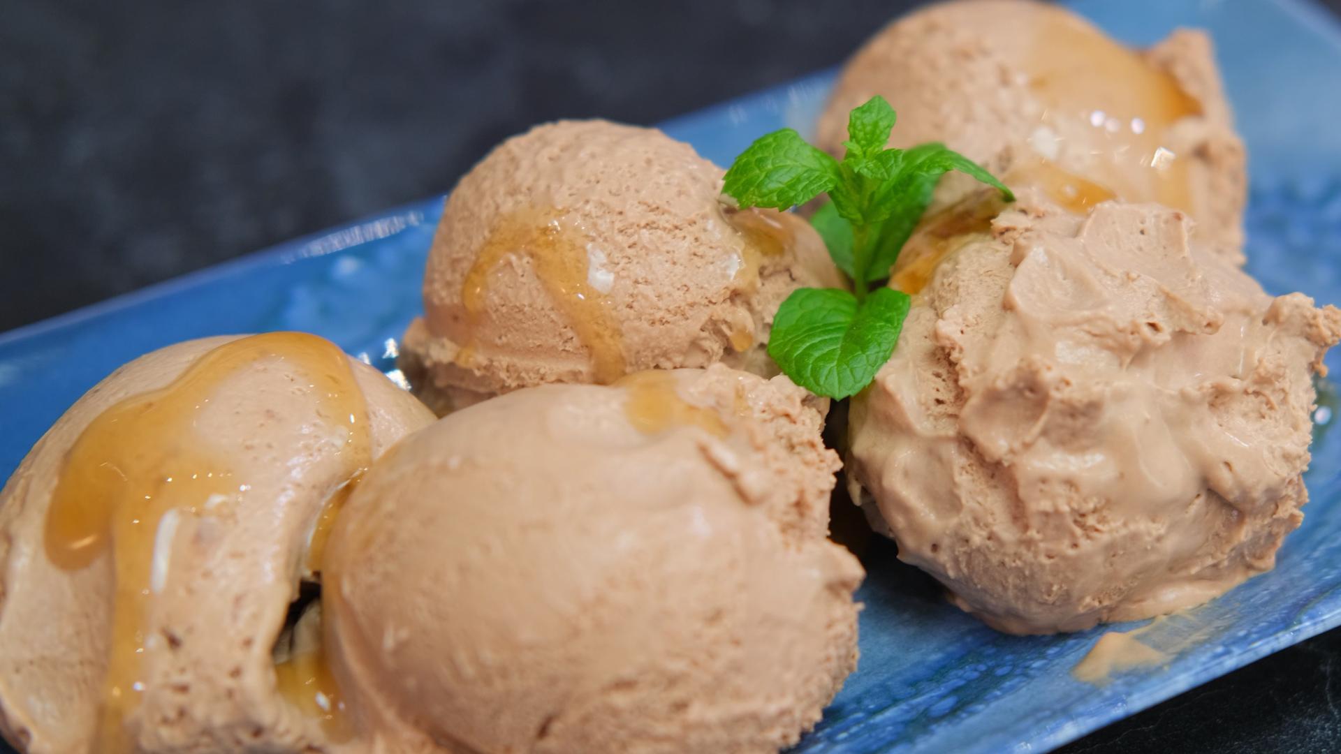 μαλακό-παγωτό-πραλίνα-σοκολάτα-συνταγή-