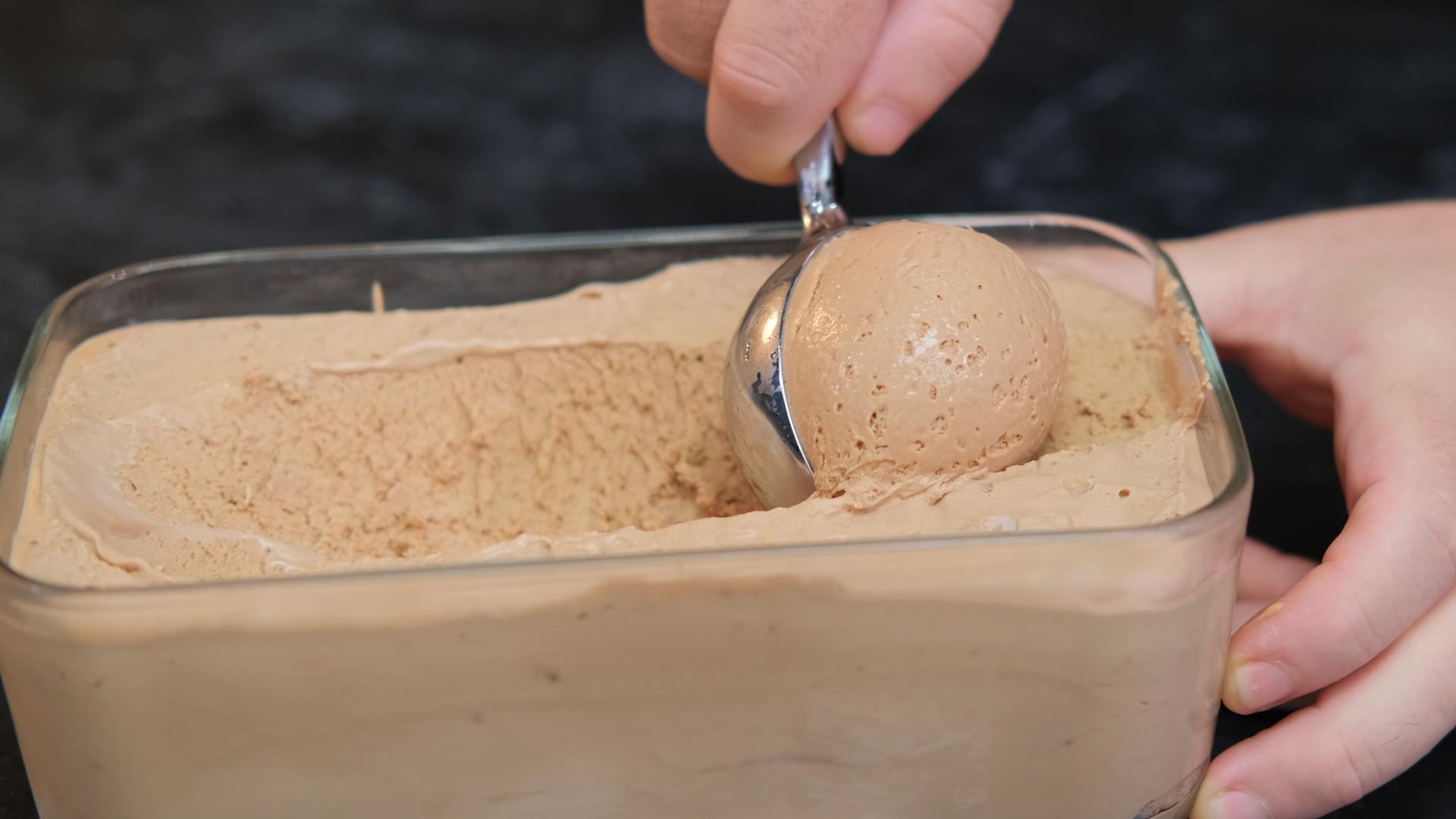 μαλακό-παγωτό-πραλίνα-σοκολάτα-συνταγή-