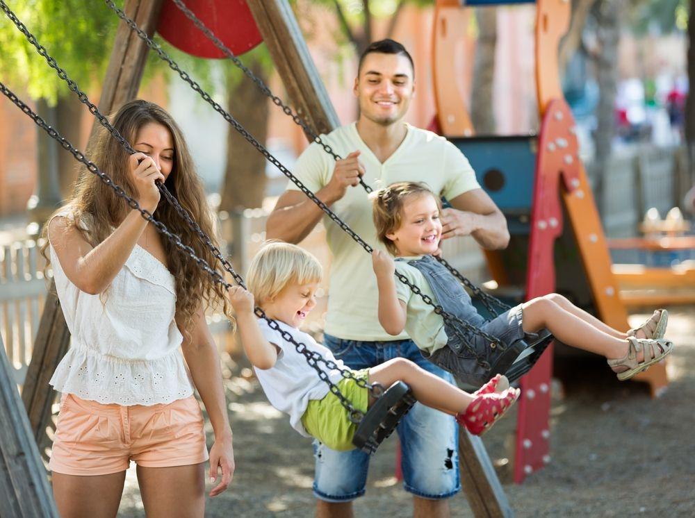 ανταγωνιστικοί γονείς-στη-παιδική χαρά-Μάριος Μάζαρης- ανταγωνιστικοί γονείς-στη-παιδική χαρά-Μάριος Μάζαρης-