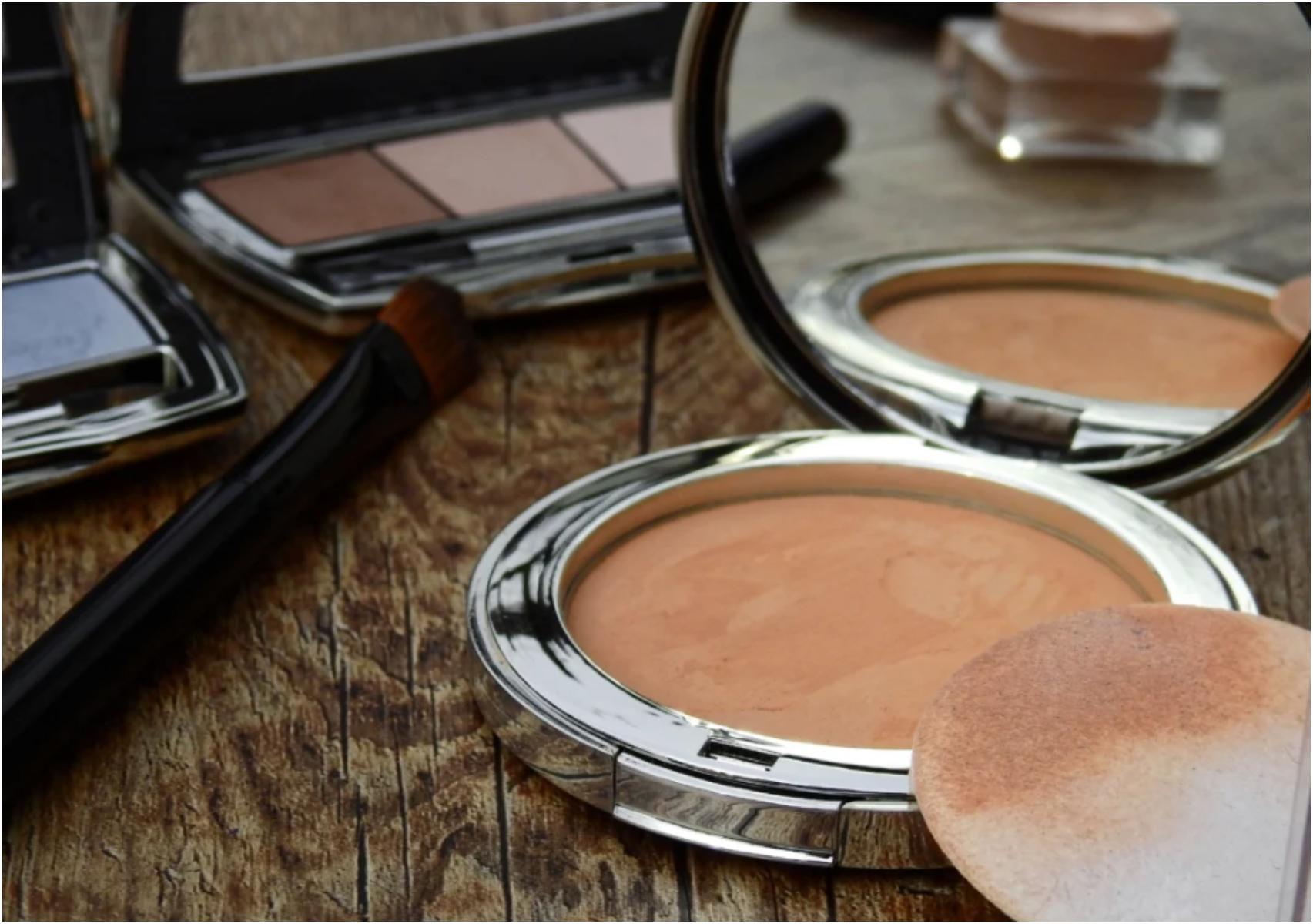 Καφέ και κίτρινα σημάδια στα ρούχα σας από make up: Κάντε τα ξανά σαν καινούρια χωρίς να ξεθωριάσουν