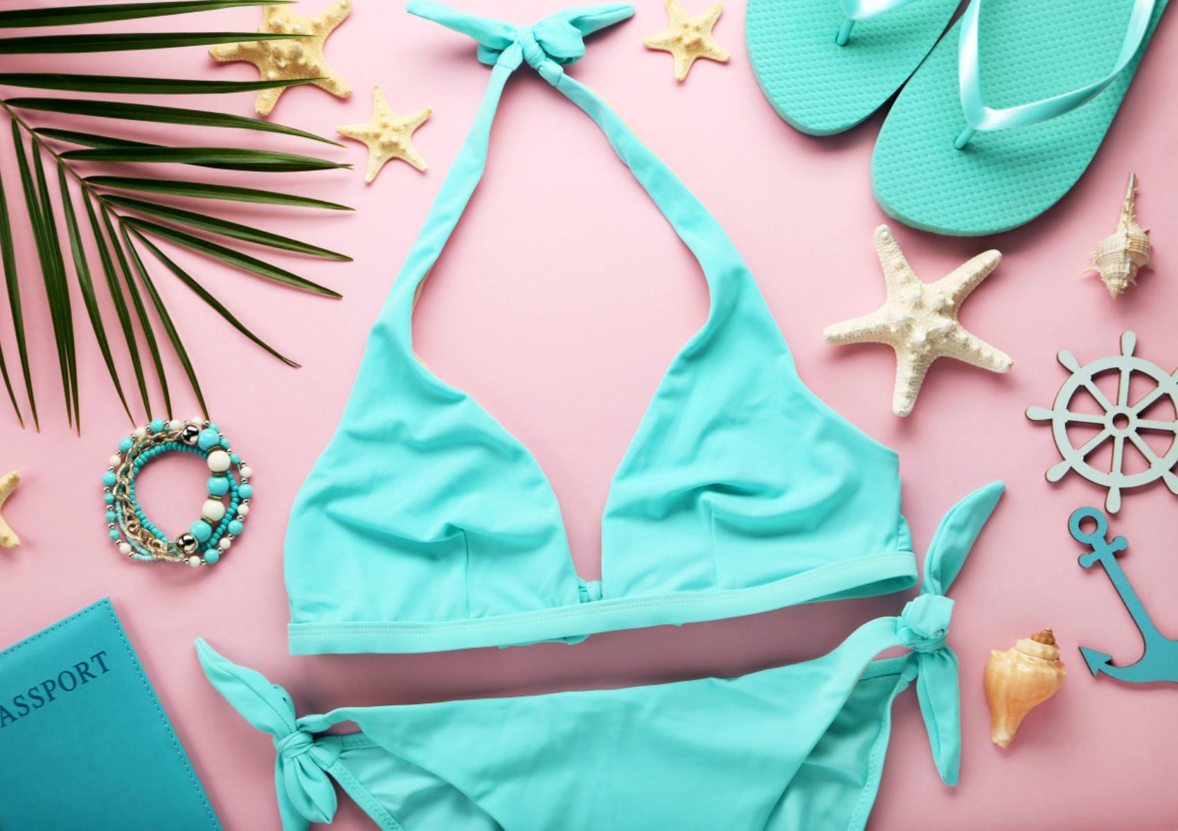 Λαδιές από αντηλιακό κολλημένη άμμο και μούχλα στα μαγιό: Πως να τα κάνεις σαν καινούρια χωρίς να ξεχειλώσουν και να ξεθωριάσουν