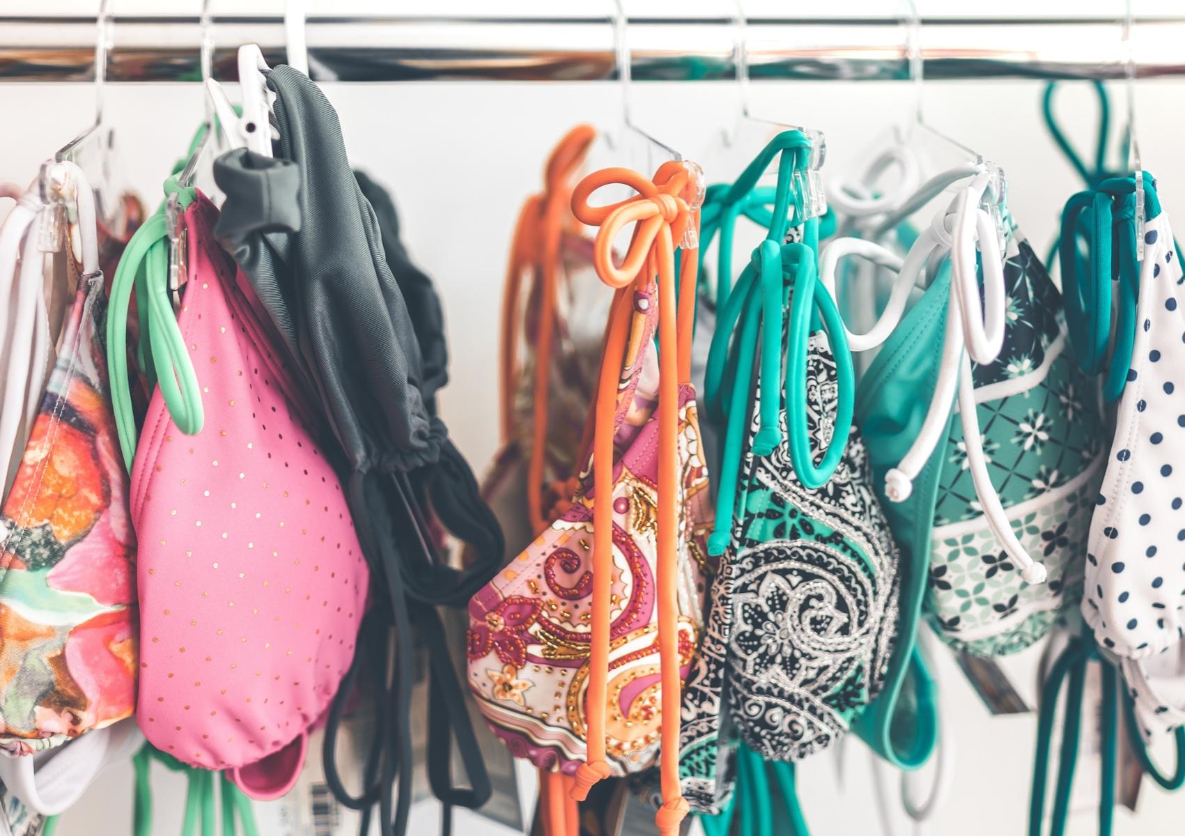 Λαδιές από αντηλιακό κολλημένη άμμο και μούχλα στα μαγιό: Πως να τα κάνεις σαν καινούρια χωρίς να ξεχειλώσουν και να ξεθωριάσουν