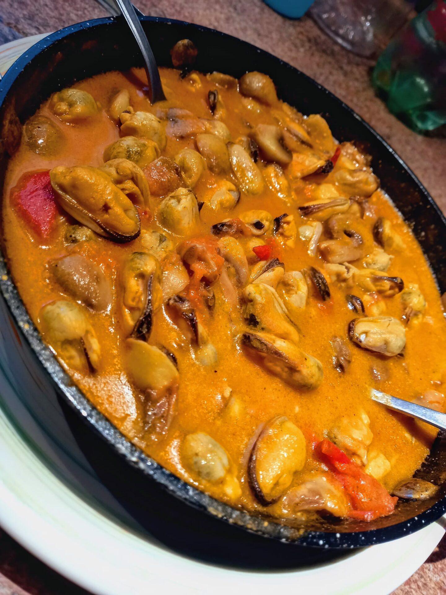 Κοκκινιστά μύδια σαγανάκι με μανιτάρια