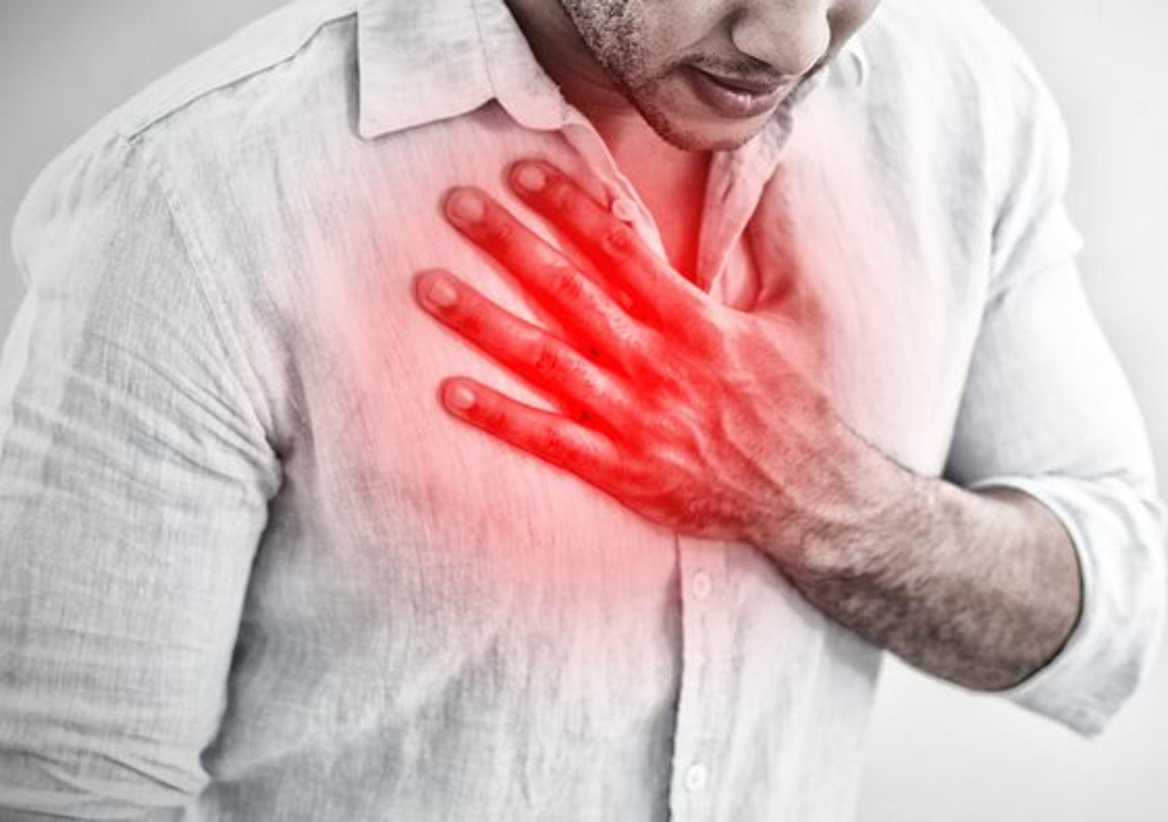 Πόνος στο στήθος δεξιά και στην πλάτη: Τι μπορεί να σημαίνει