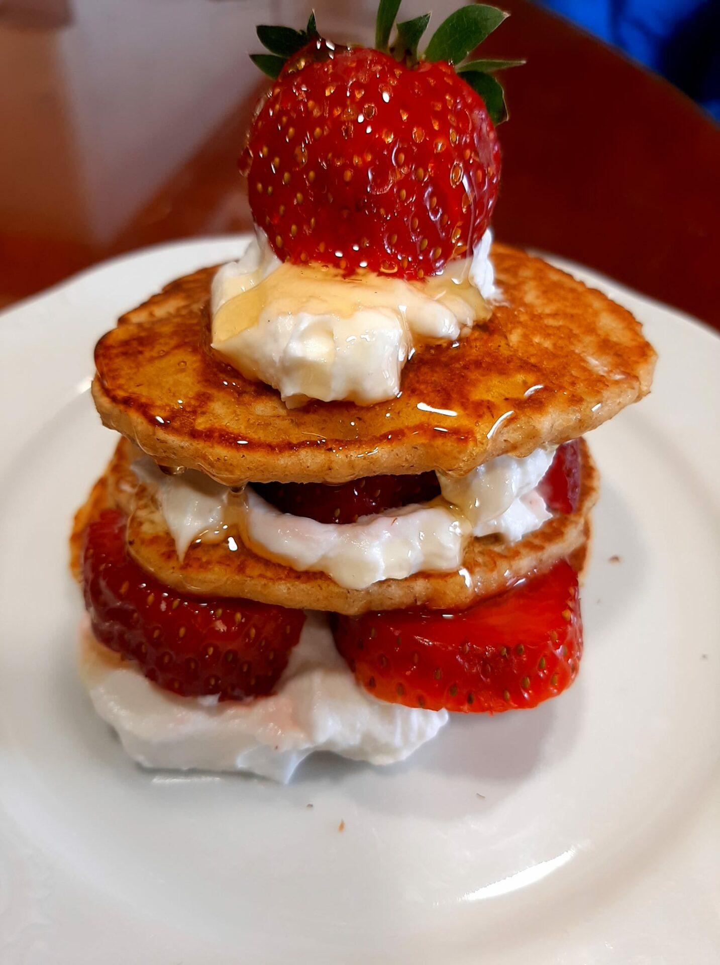 Pancakes-με βρώμη-φράουλες-και-γιαούρτι-συνταγή- Pancakes-με βρώμη-φράουλες-και-γιαούρτι-συνταγή-