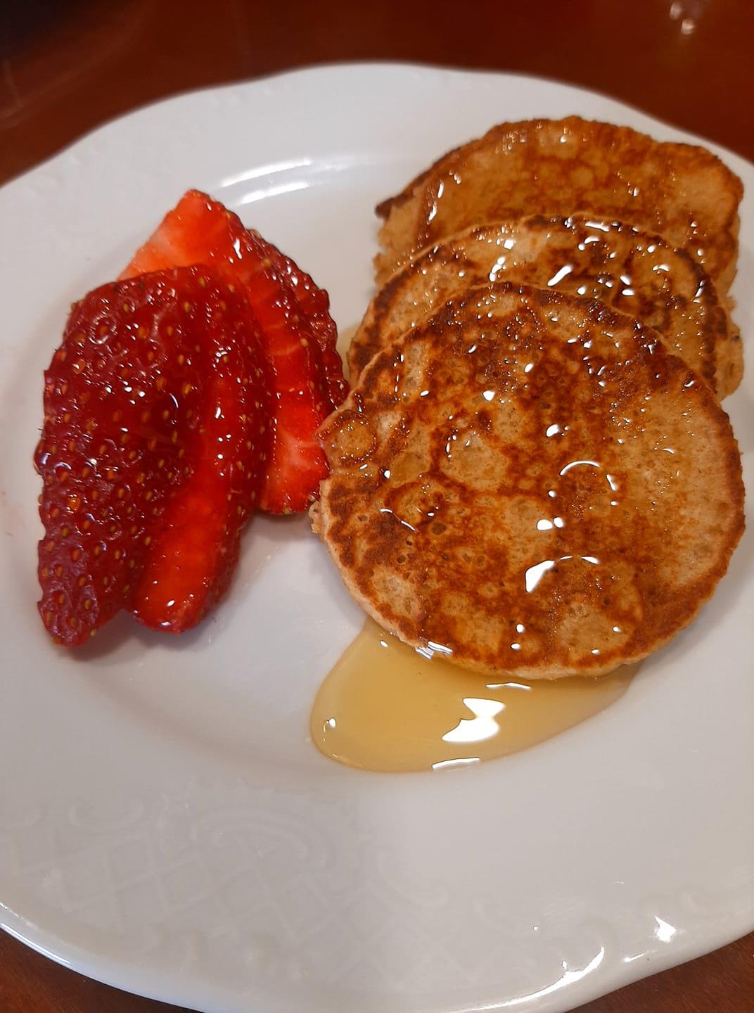 Pancakes-με βρώμη-φράουλες-και-γιαούρτι-συνταγή- Pancakes-με βρώμη-φράουλες-και-γιαούρτι-συνταγή-