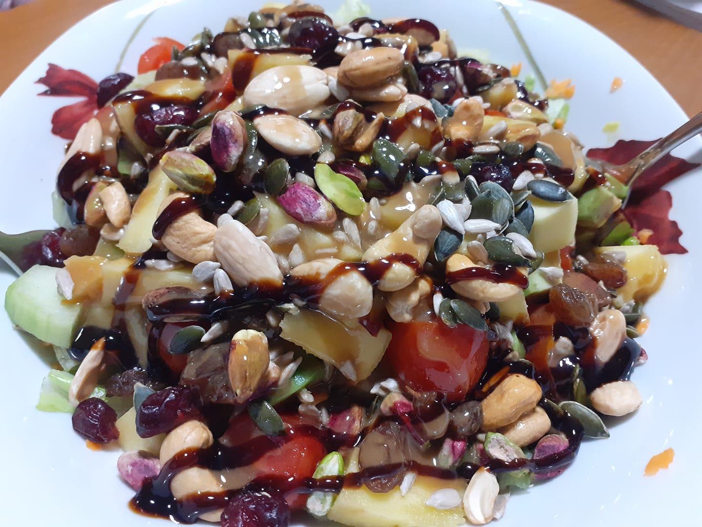 Σαλάτα-με ξηρούς καρπούς-αβοκάντο-και-μάνγκο-συνταγή- Σαλάτα-με ξηρούς καρπούς-αβοκάντο-και-μάνγκο-συνταγή-