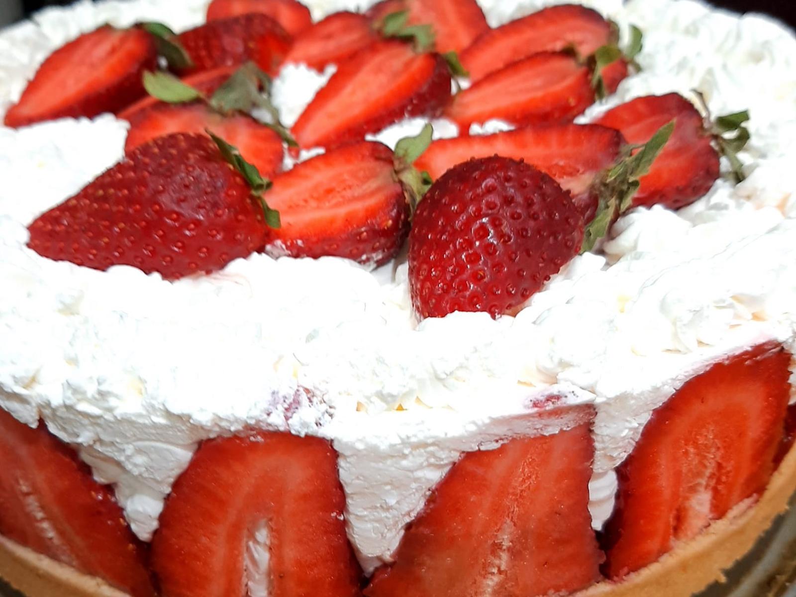 Τούρτα-με γιαούρτι-σαντιγί-και-φράουλες-συνταγή- Τούρτα-με γιαούρτι-σαντιγί-και-φράουλες-συνταγή-