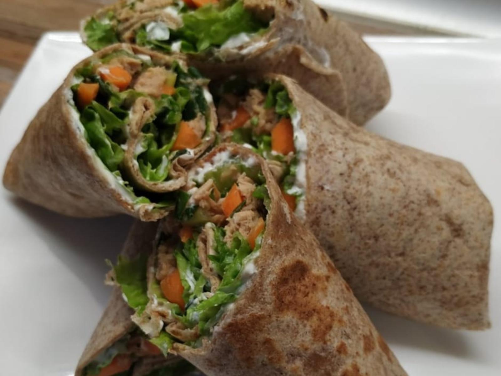 Τορτίγιες ολικής με γιαούρτι, τόνο και λαχανικά