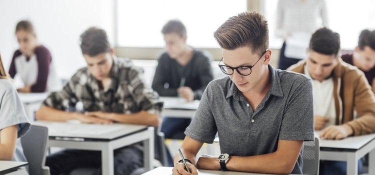 Σχολικές εξετάσεις: Οι 4 ερωτήσεις που δείχνουν αν μεταδίδεις το άγχος σου στο παιδί