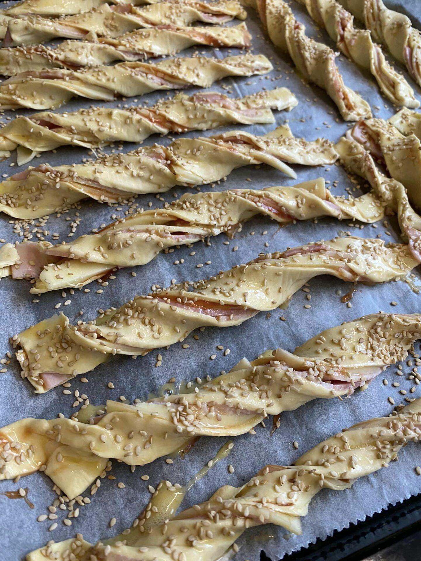 Σφολιατίνια-με μοτσαρέλα-και μπέικον-συνταγή- Σφολιατίνια-με μοτσαρέλα-και μπέικον-συνταγή-