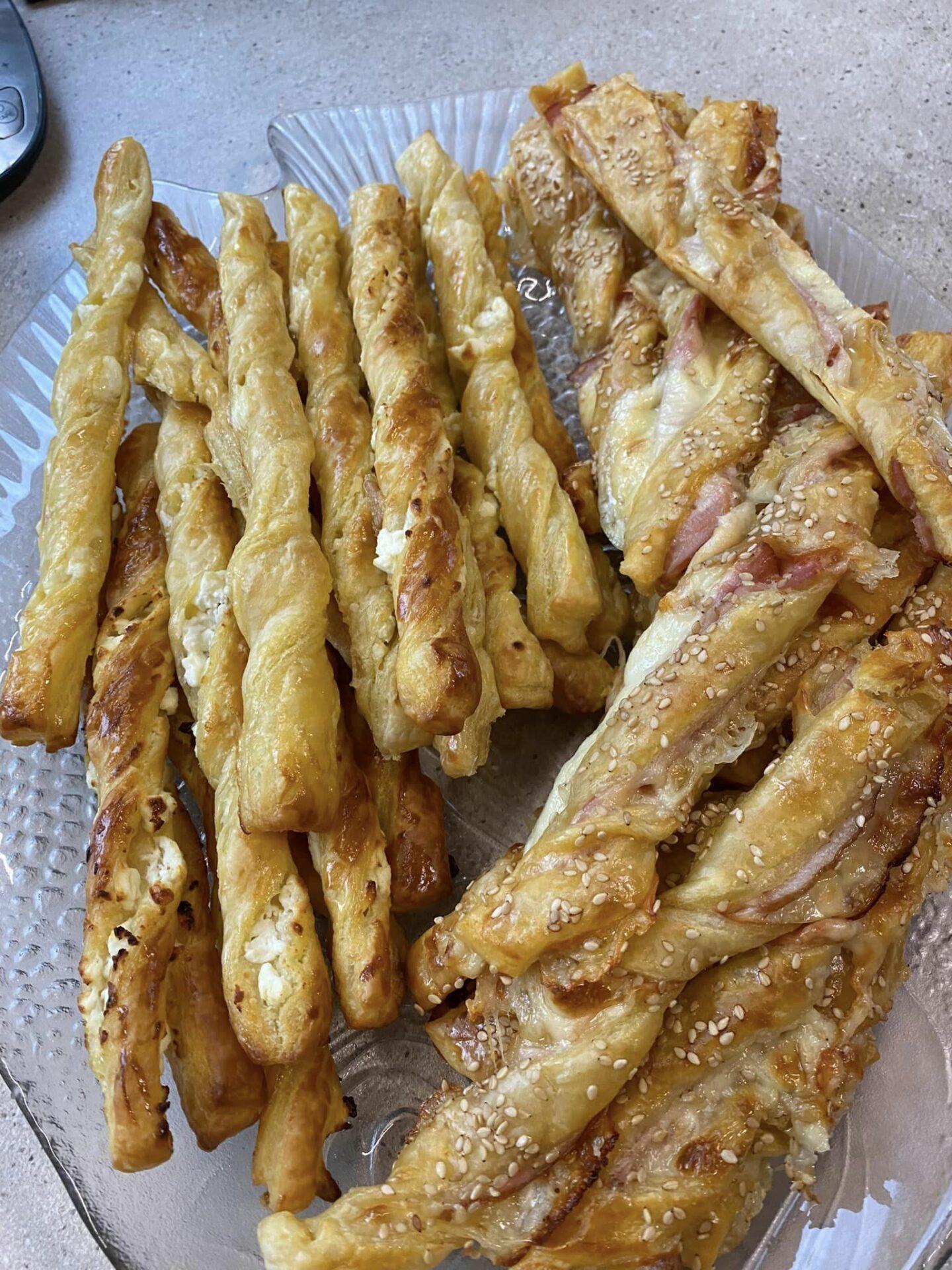 Σφολιατίνια-με μοτσαρέλα-και μπέικον-συνταγή- Σφολιατίνια-με μοτσαρέλα-και μπέικον-συνταγή-