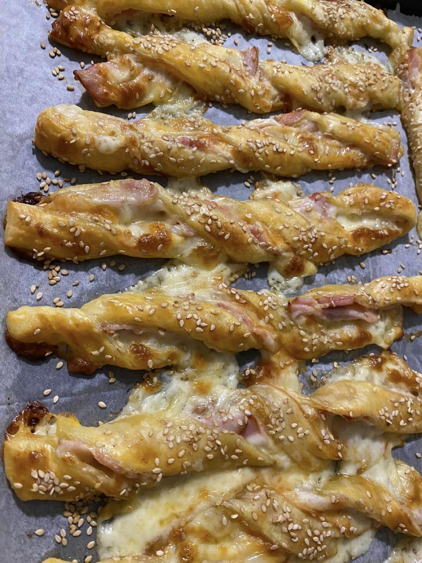 Σφολιατίνια-με μοτσαρέλα-και μπέικον-συνταγή- Σφολιατίνια-με μοτσαρέλα-και μπέικον-συνταγή-