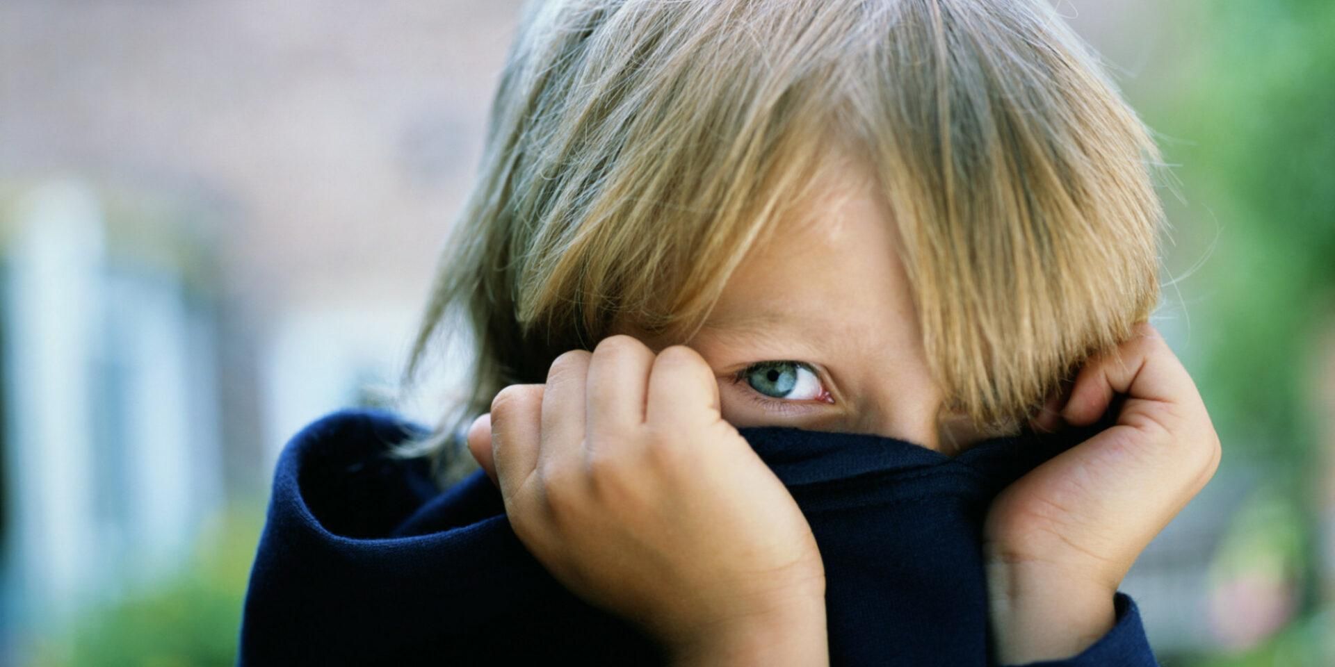 το-παιδί-ντρέπεται-να-πει-ποίημα-στη-σχολική γιορτή-