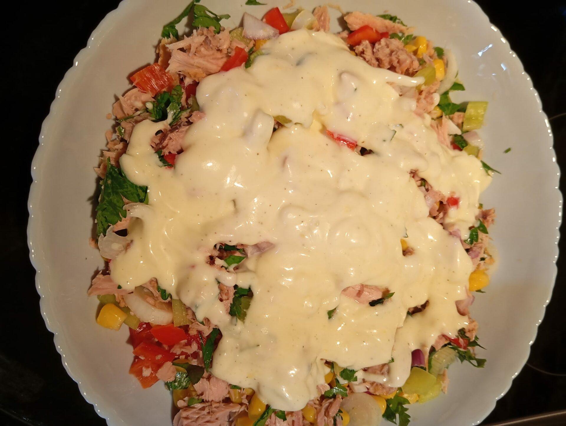 Τονοσαλάτα-με καλαμπόκι-πιπεριές-και-σώς μαγιονέζα-συνταγή- Τονοσαλάτα-με καλαμπόκι-πιπεριές-και-σώς μαγιονέζα-συνταγή-