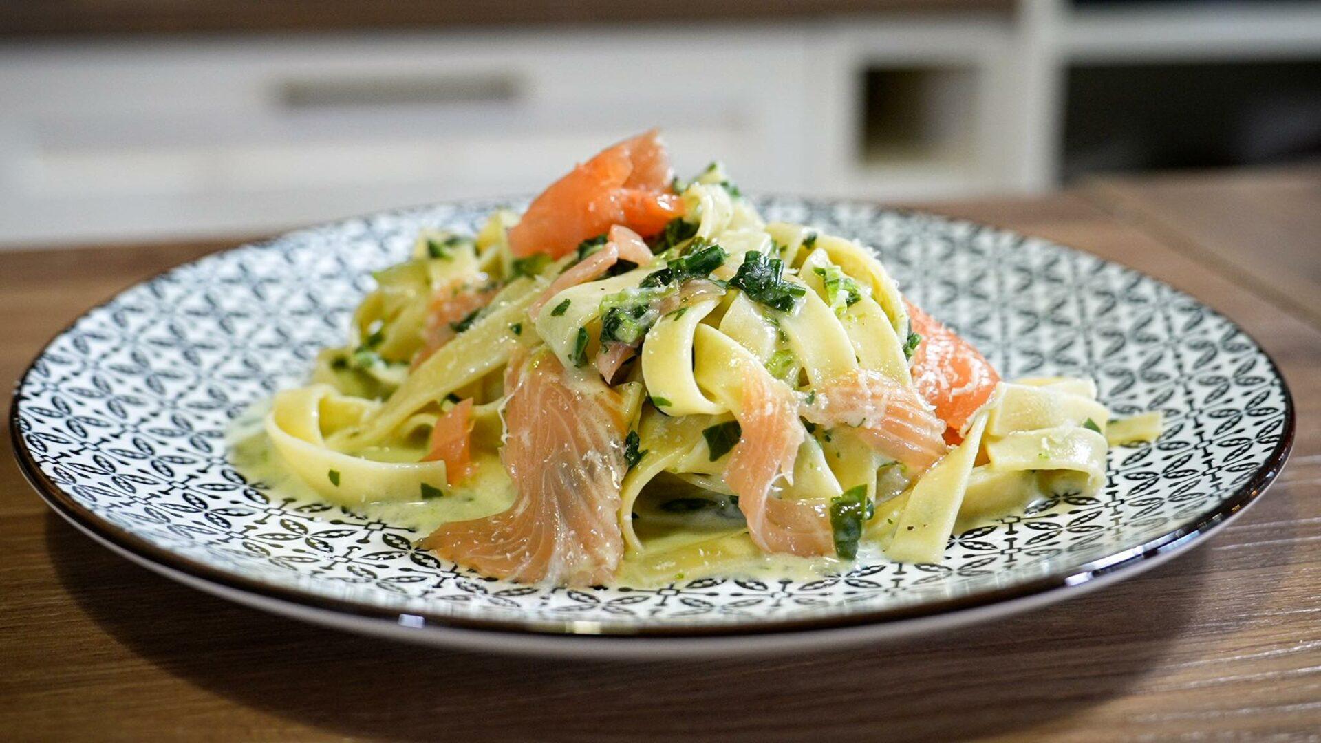 ταλιατέλες-με-σολομό-και-σπανάκι-συνταγή- ταλιατέλες-με-σολομό-και-σπανάκι-συνταγή-