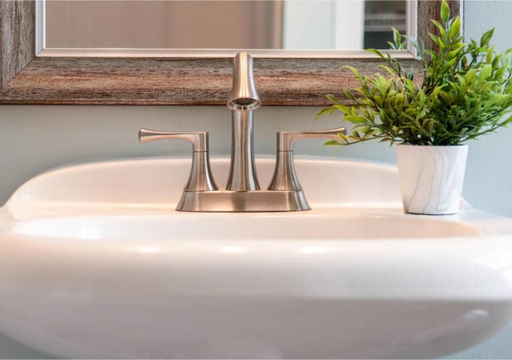 Μαυρίλες σημάδια και γρατζουνιές στον λευκό νιπτήρα: Πως να τις αφαιρέσετε για να μοιάζει σαν καινούριος