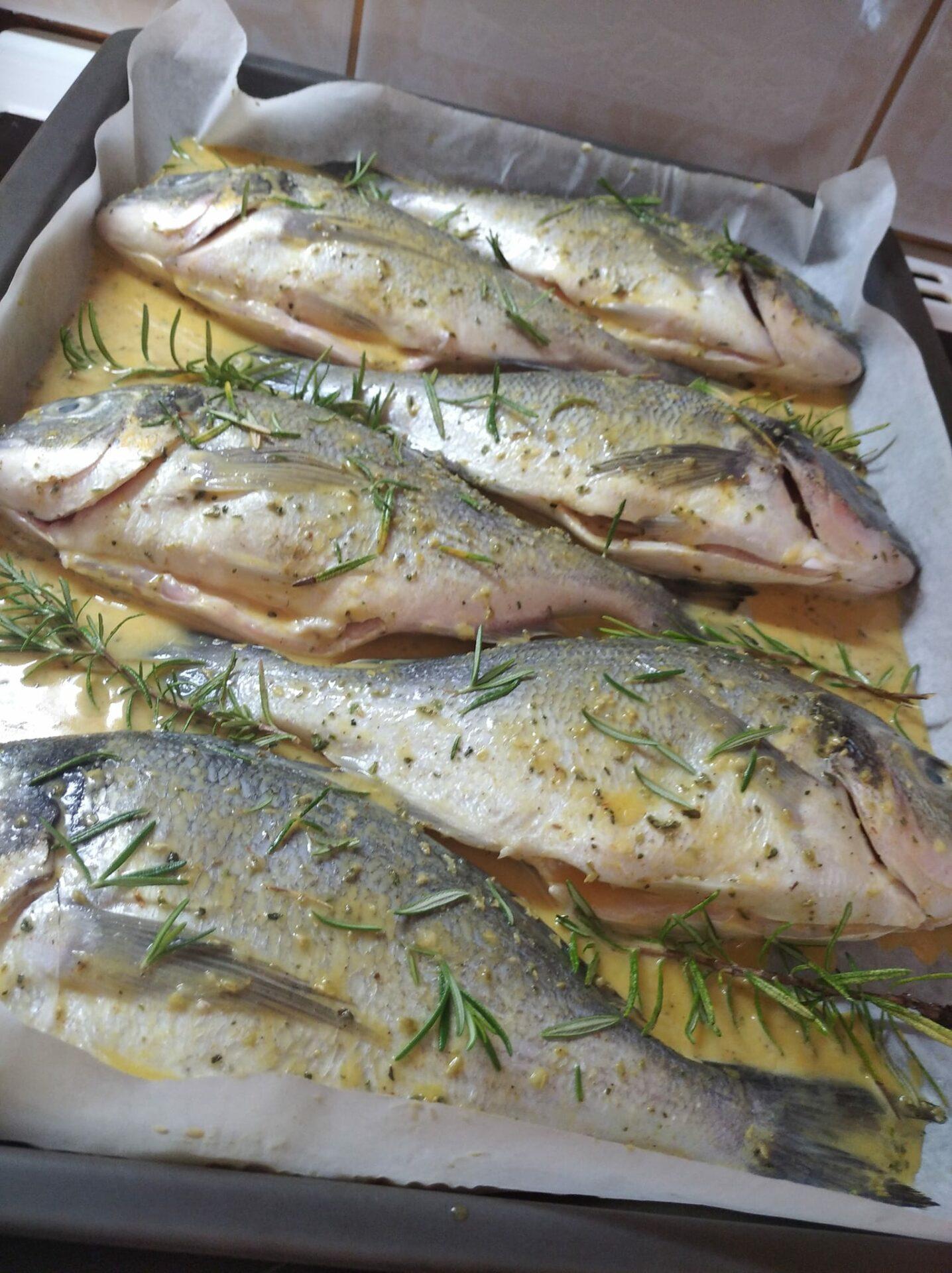 τσιπούρες-στο-φούρνο-με-δεντρολίβανο-συνταγή- τσιπούρες-στο-φούρνο-με-δεντρολίβανο-συνταγή-