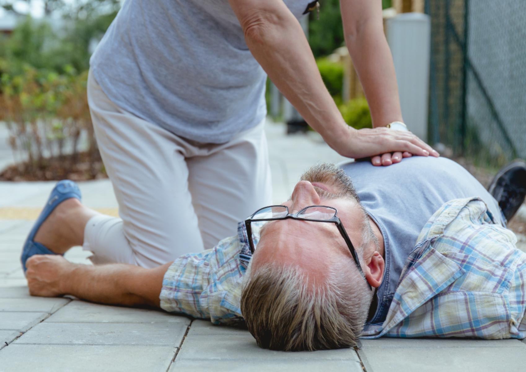 Αιφνίδια καρδιακή ανακοπή: Τι μπορεί να την προκαλέσει ποια τα συμπτώματα και πως να την αντιμετωπίσουμε δεν ειναι ετοιμο