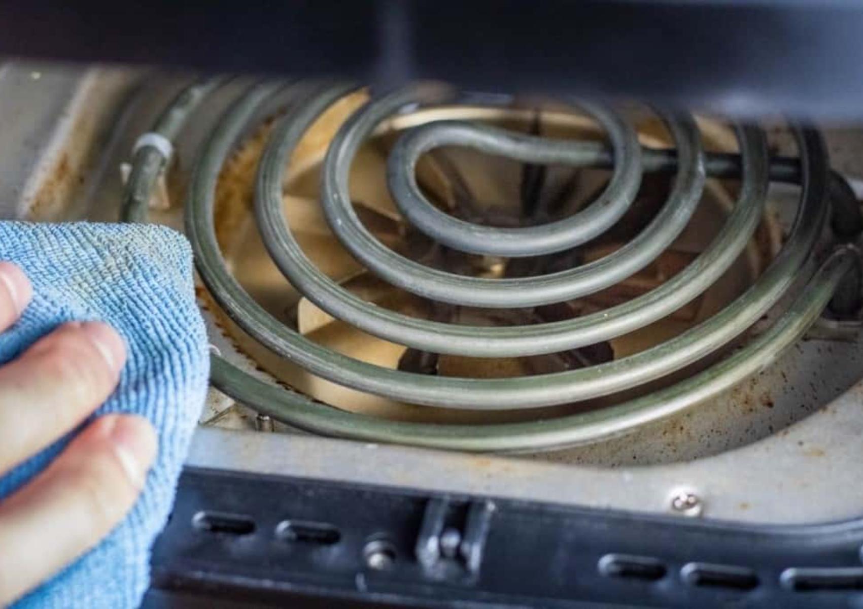 Λίπη υπολείμματα φαγητού και άσχημες μυρωδιές στο Air Fryer: Πως να το κάνετε σαν καινούριο χωρίς να το καταστρέψετε