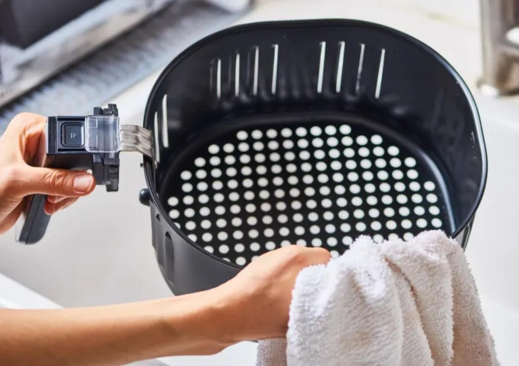 Λίπη υπολείμματα φαγητού και άσχημες μυρωδιές στο Air Fryer: Πως να το κάνετε σαν καινούριο χωρίς να το καταστρέψετε