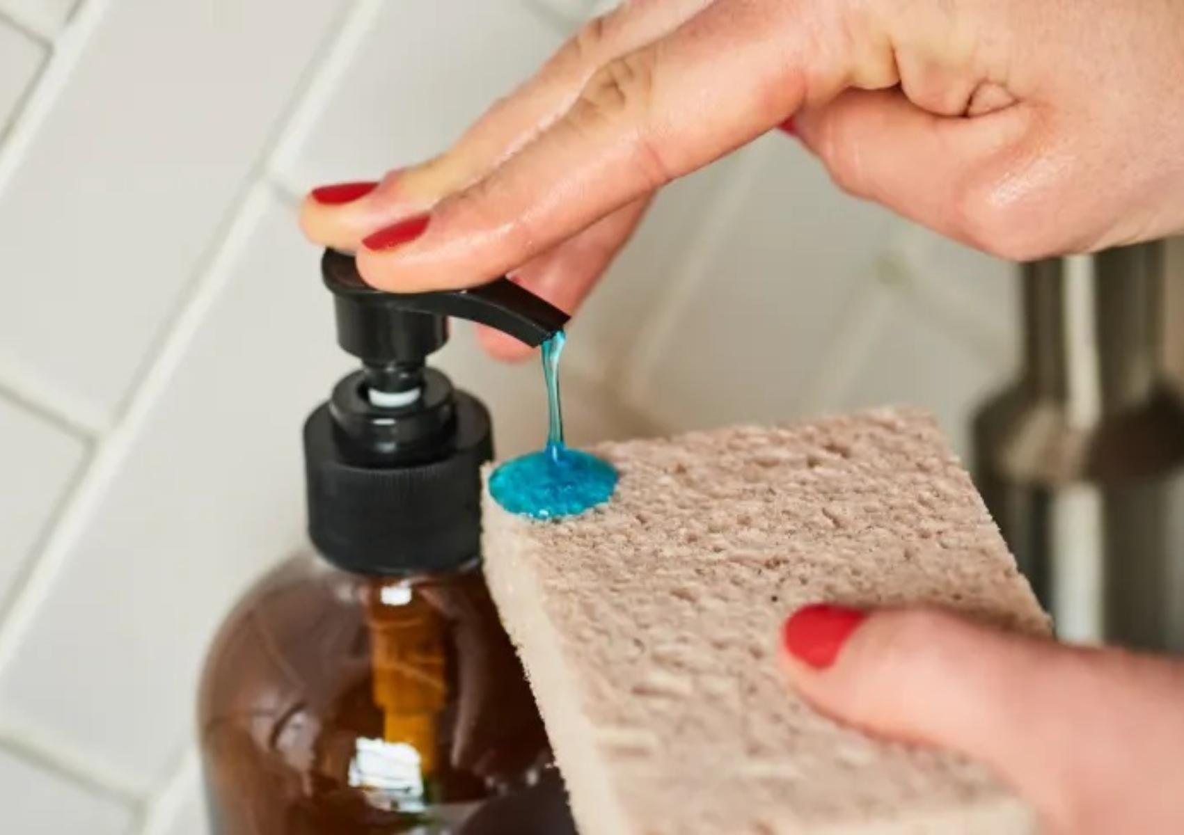 Λίπη υπολείμματα φαγητού και άσχημες μυρωδιές στο Air Fryer: Πως να το κάνετε σαν καινούριο χωρίς να το καταστρέψετε