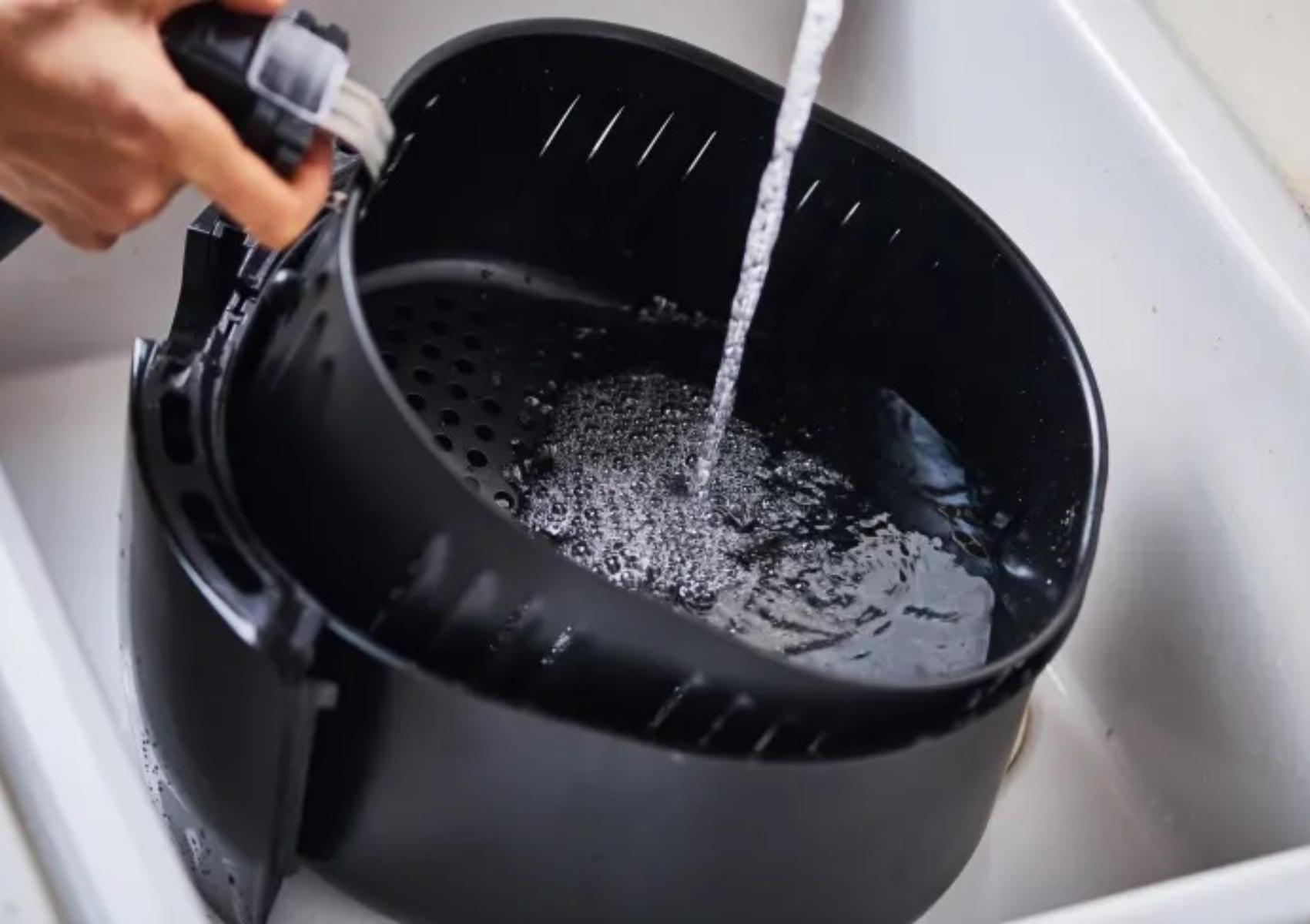 Λίπη υπολείμματα φαγητού και άσχημες μυρωδιές στο Air Fryer: Πως να το κάνετε σαν καινούριο χωρίς να το καταστρέψετε