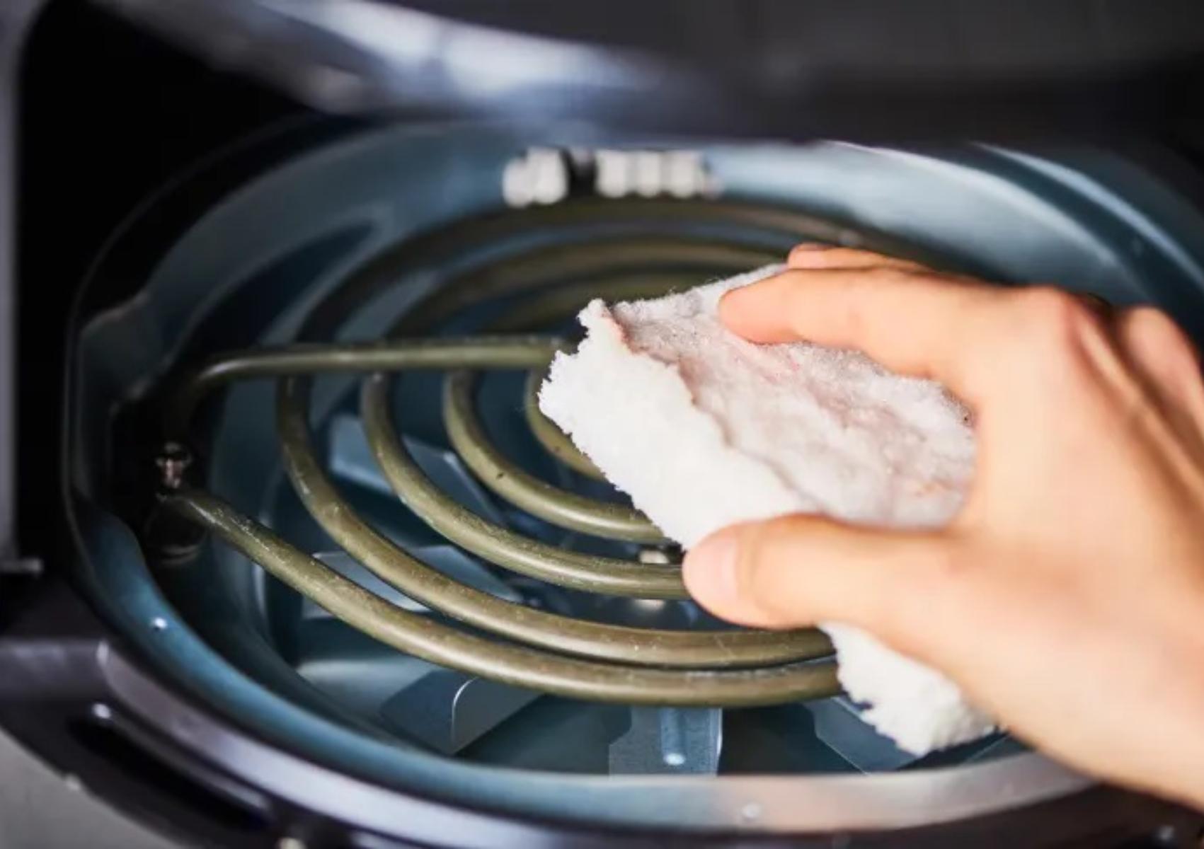 Λίπη υπολείμματα φαγητού και άσχημες μυρωδιές στο Air Fryer: Πως να το κάνετε σαν καινούριο χωρίς να το καταστρέψετε