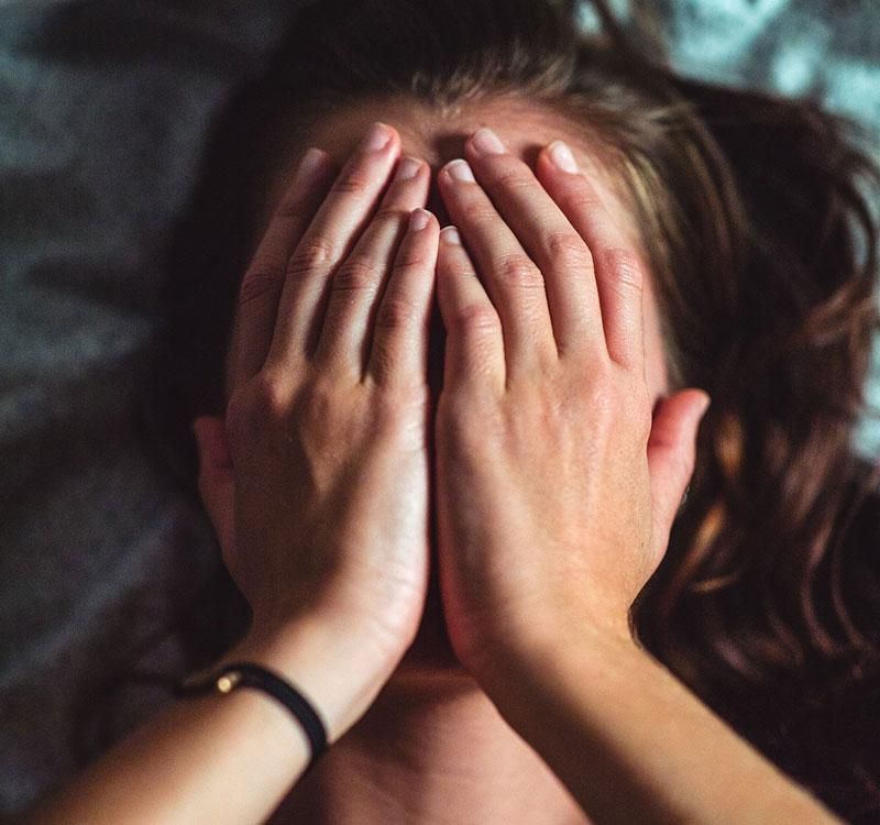 ο-άντρας-μου-κοιτάζει-πονηρά-τη-γειτόνισσα-