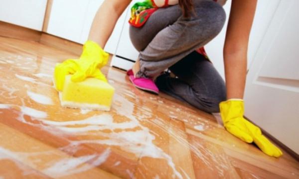 Καθαριστικό για το πάτωμα που κρατάει μακριά τα έντομα για πολύ καιρό